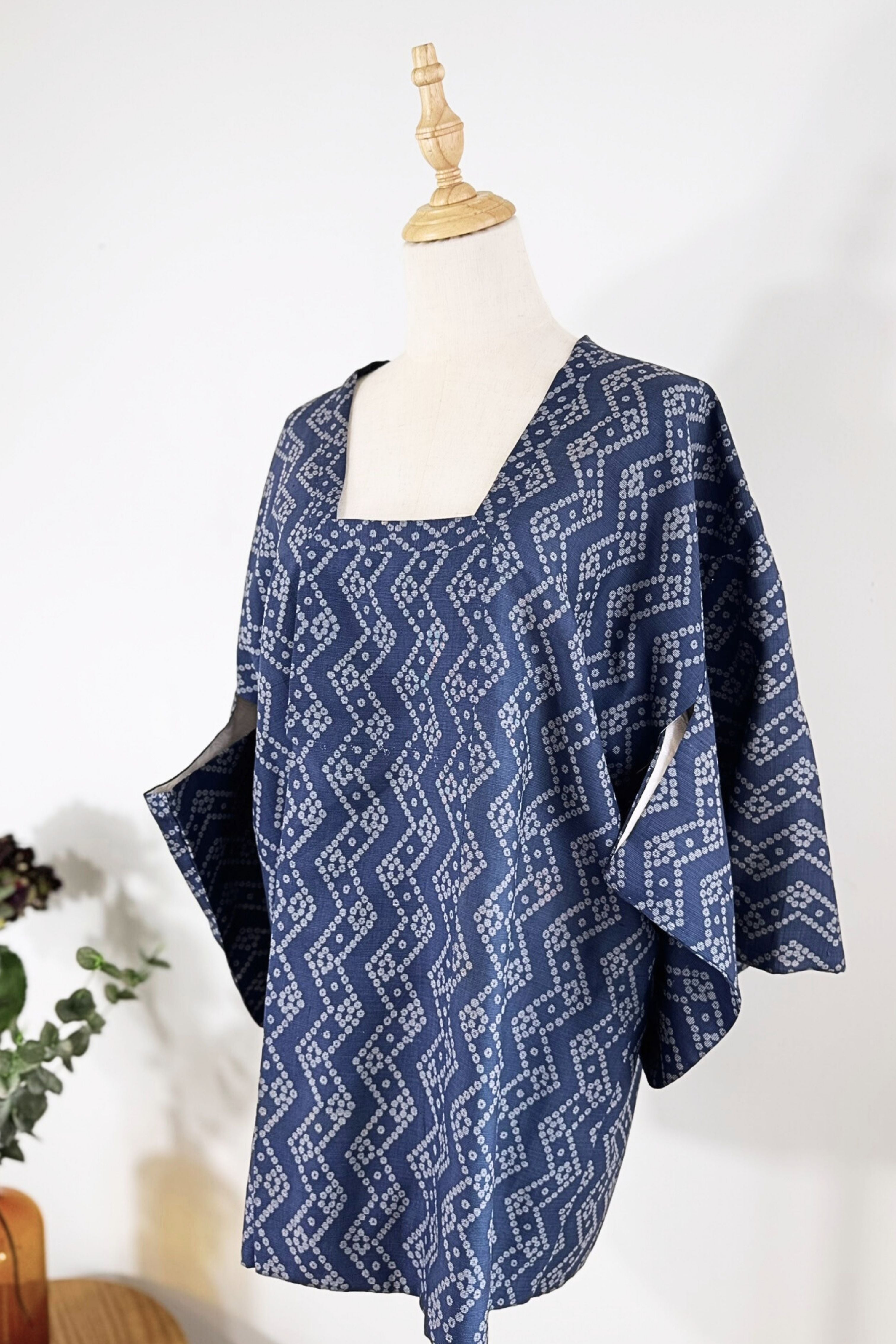Short red silk kimono
