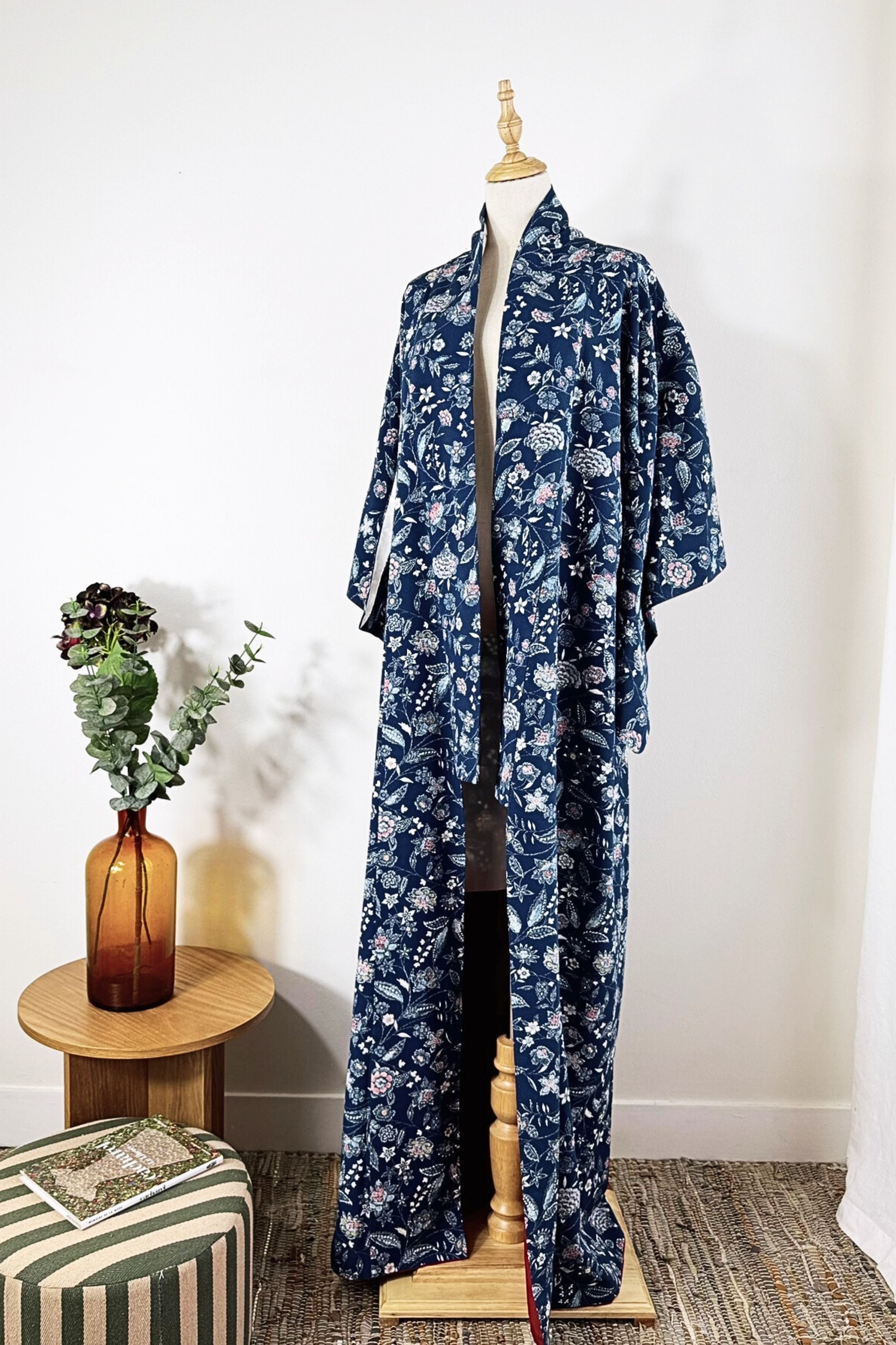 Kimono long marine en soie à motif floral