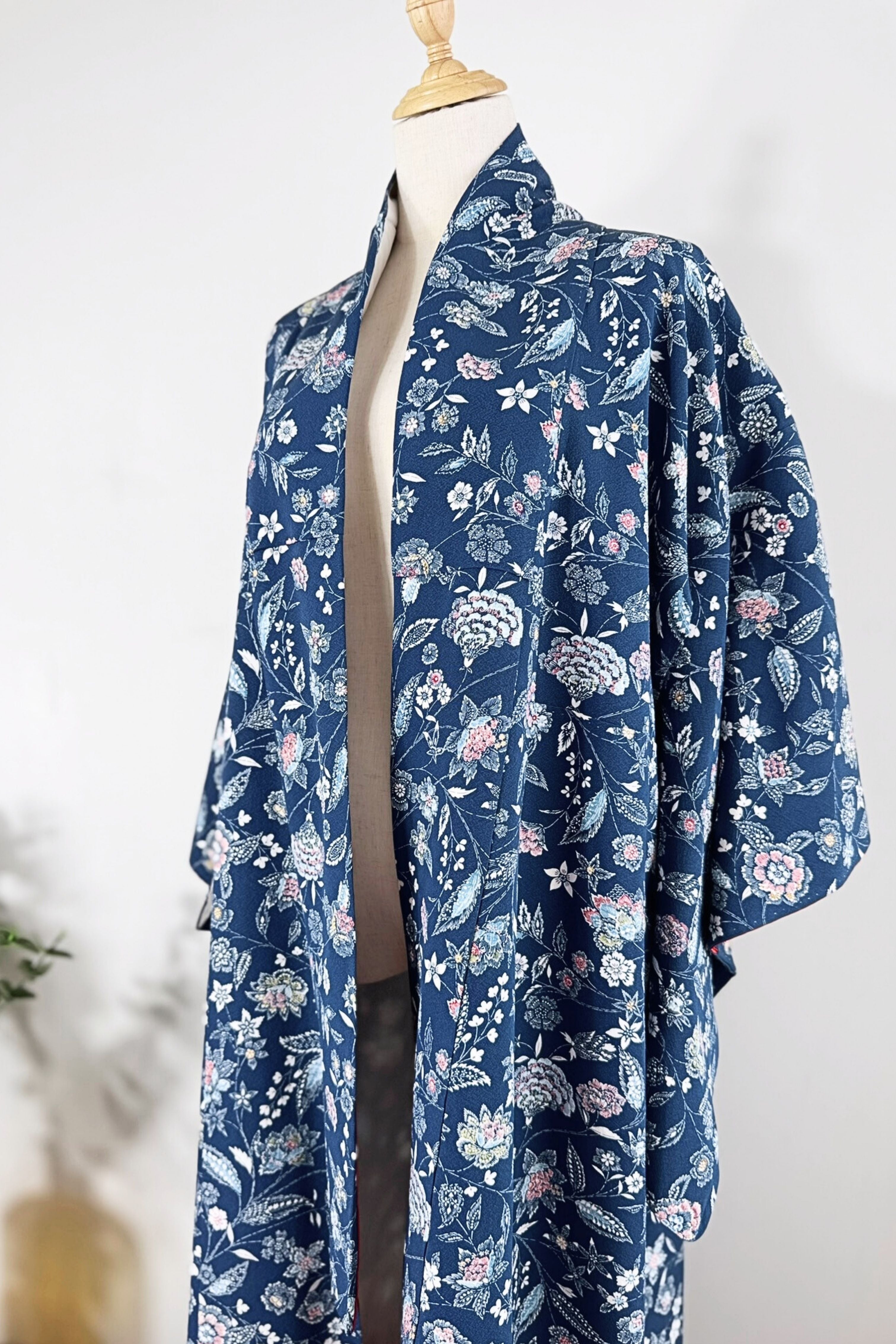 Kimono long marine en soie à motif floral