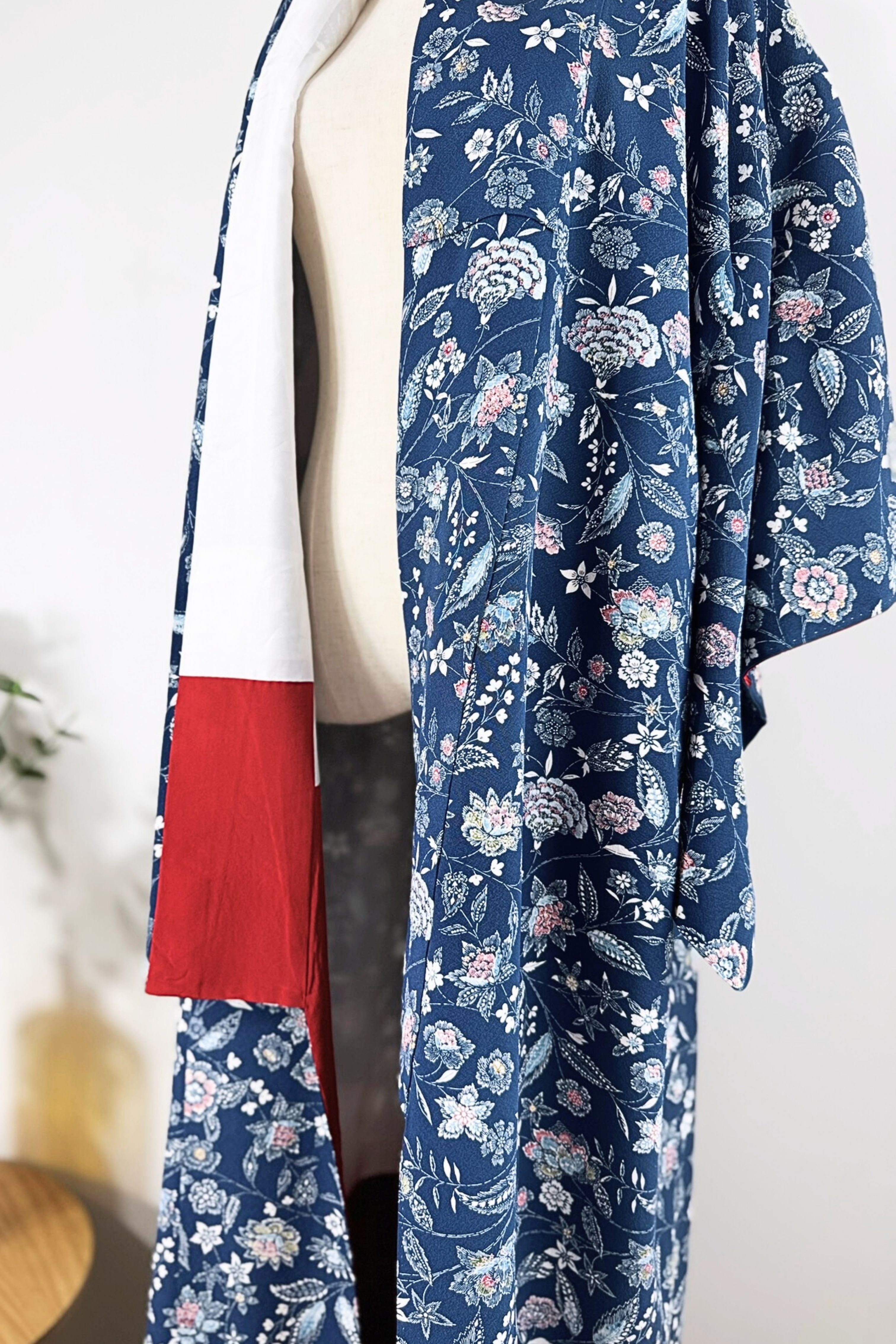 Kimono long marine en soie à motif floral