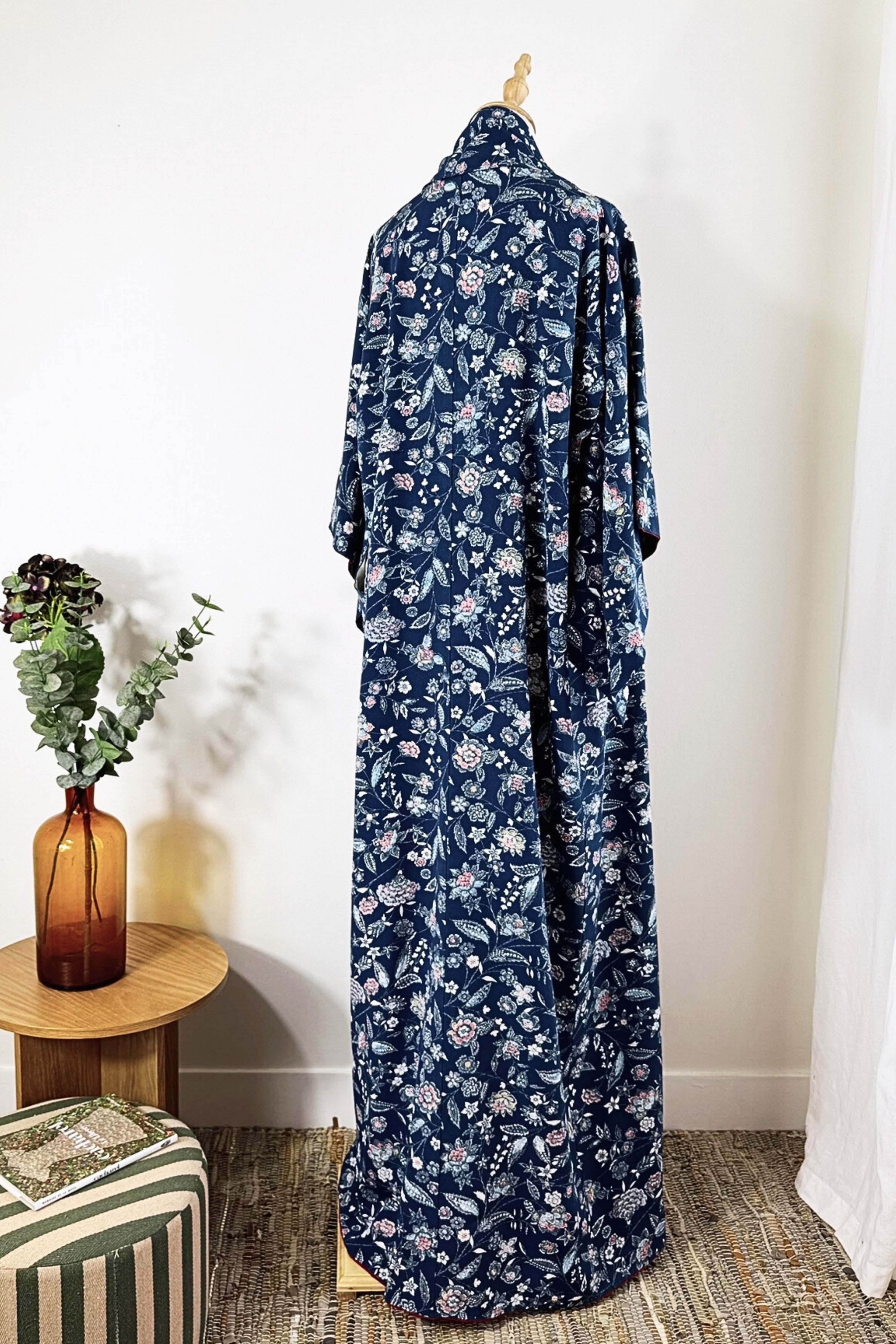 Kimono long marine en soie à motif floral