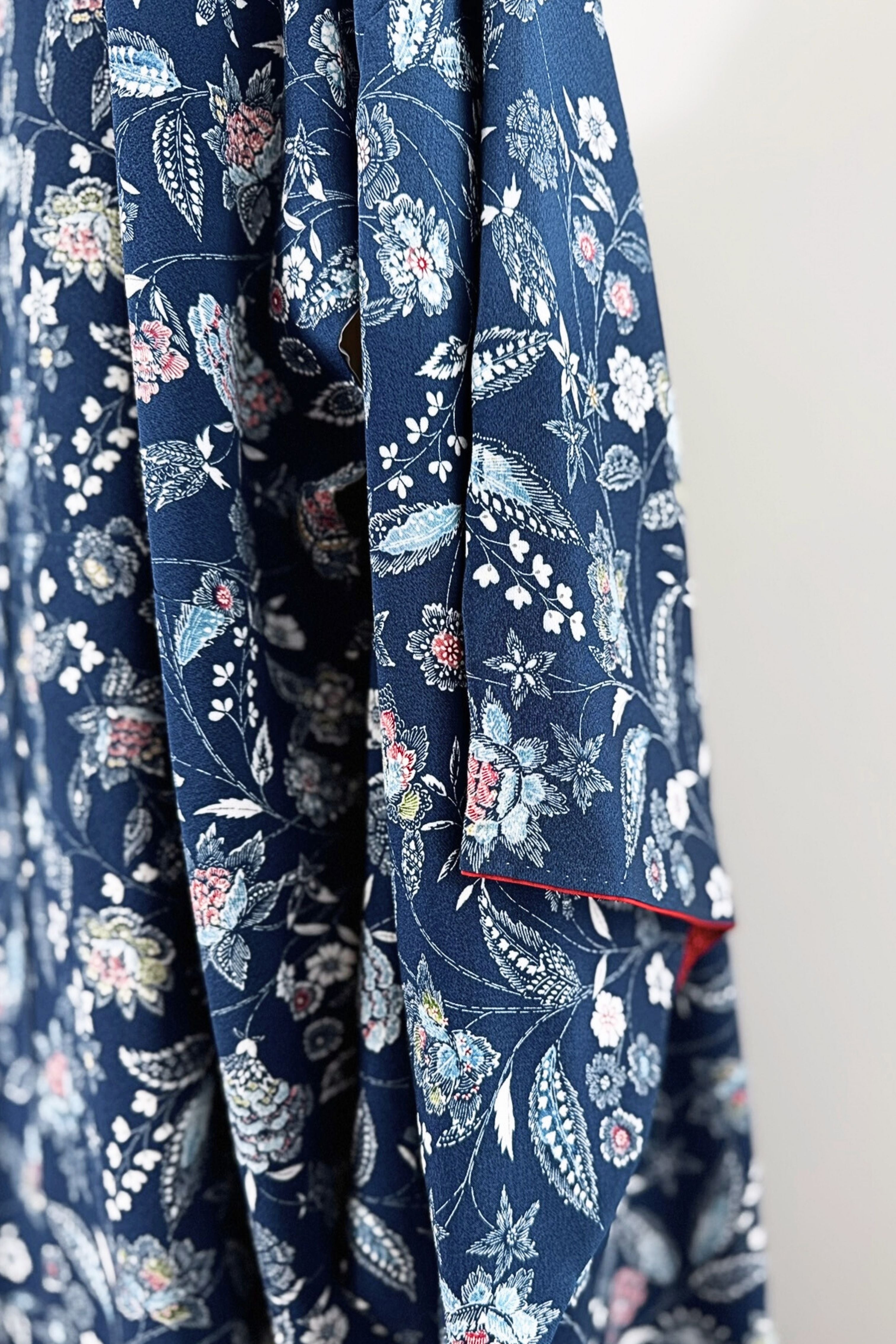 Kimono long marine en soie à motif floral