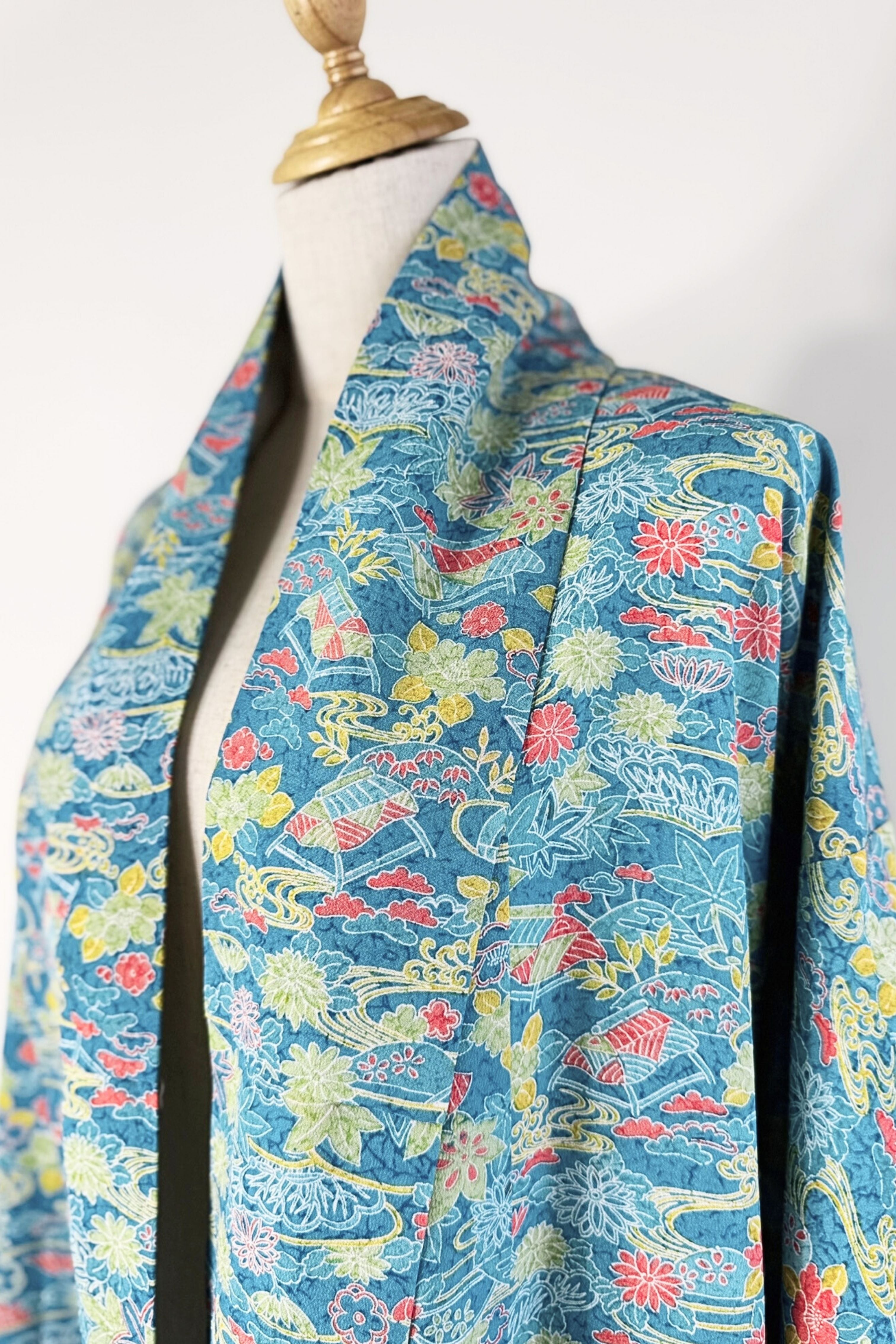 Kimono soyeux long turquoise à motifs