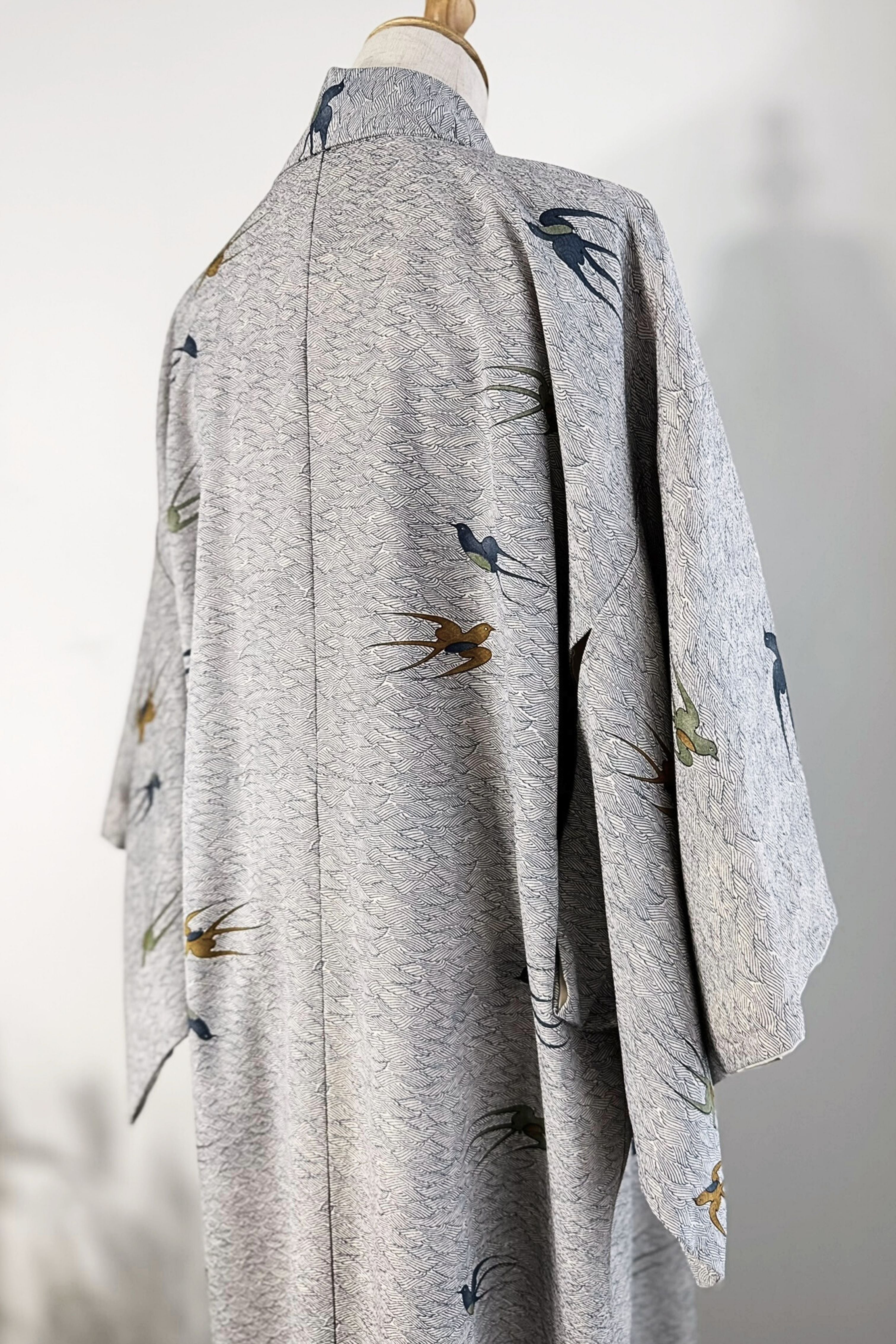 Kimono long en soie à motifs oiseaux