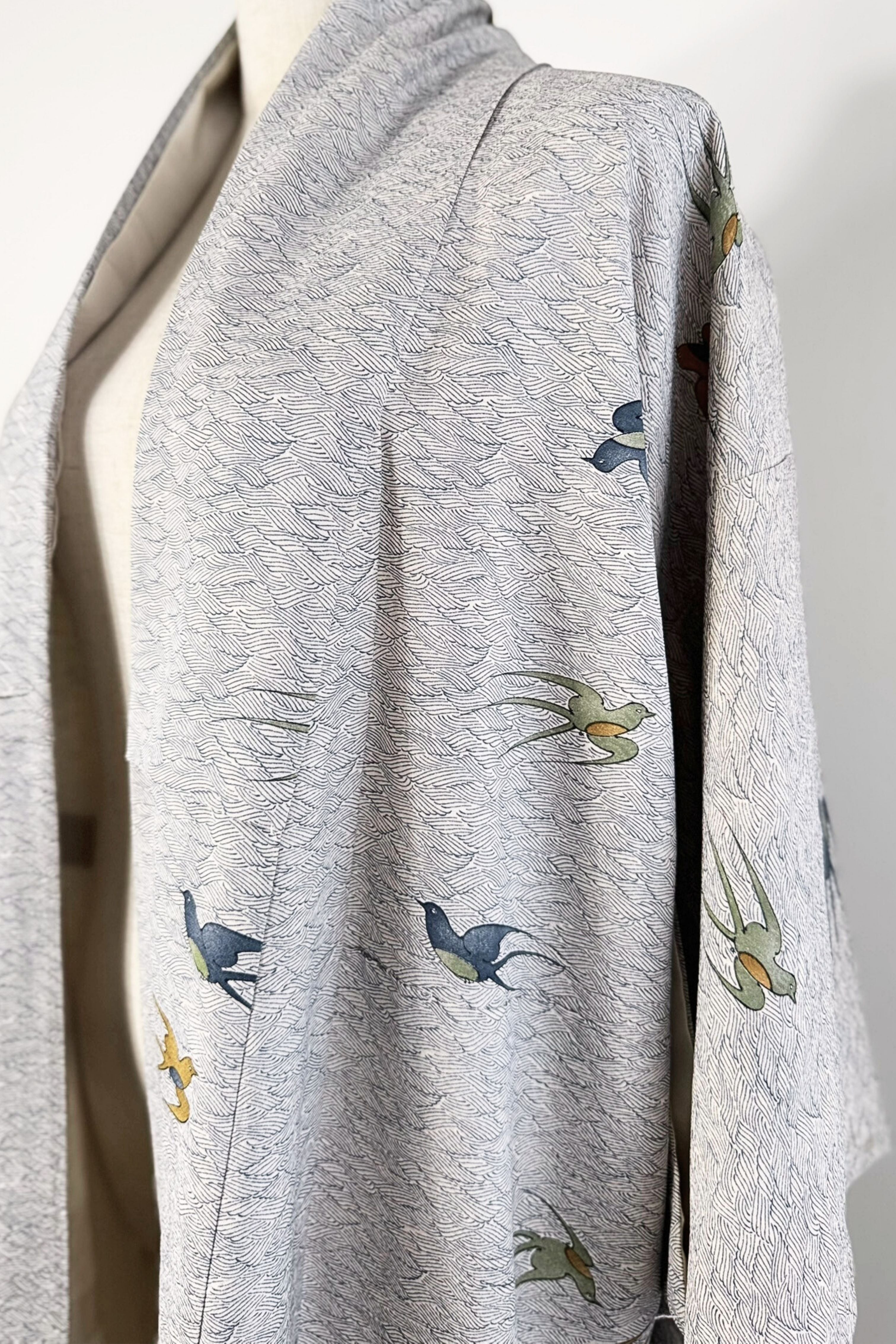 Kimono long en soie à motifs oiseaux
