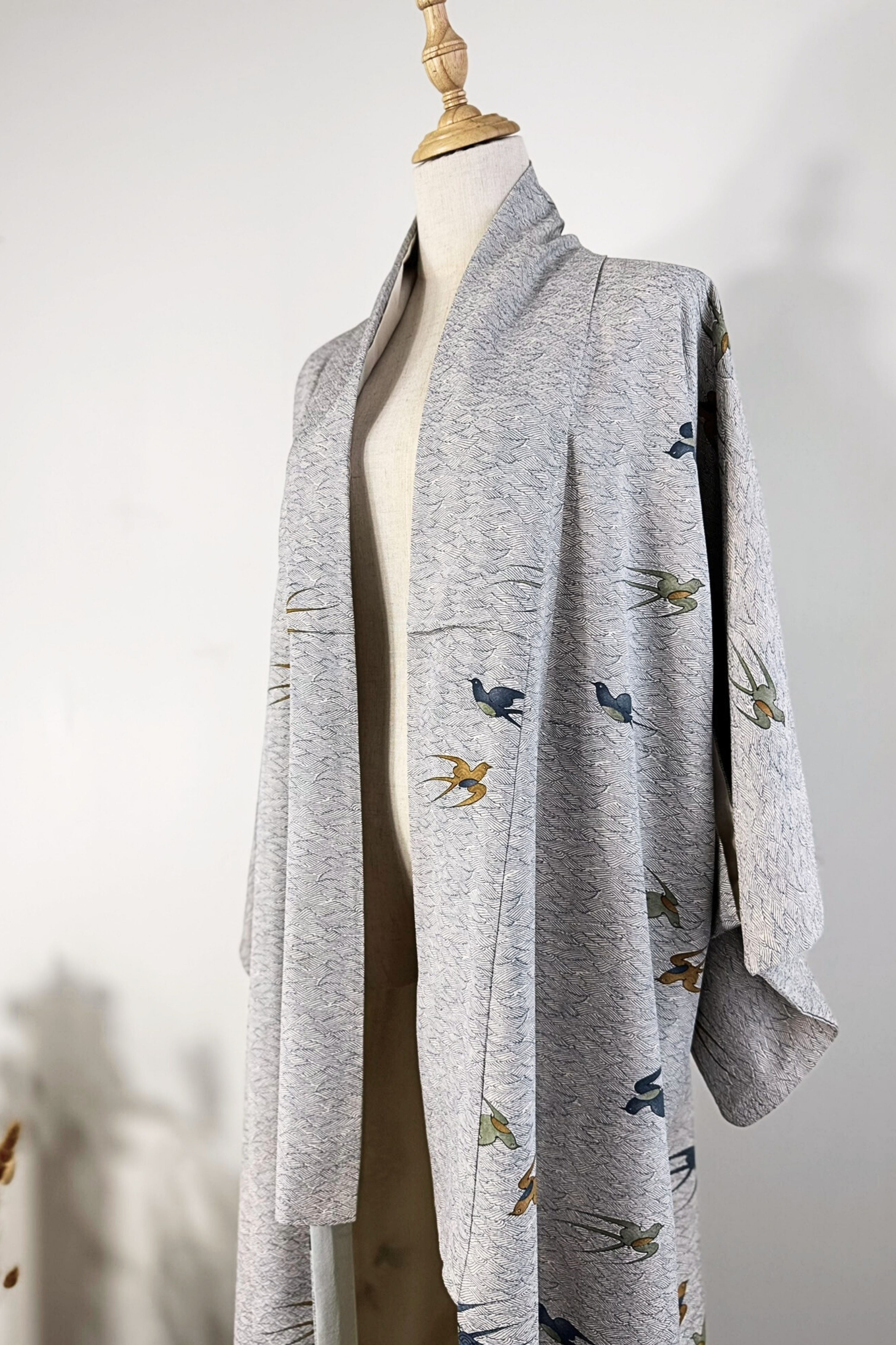 Kimono long en soie à motifs oiseaux