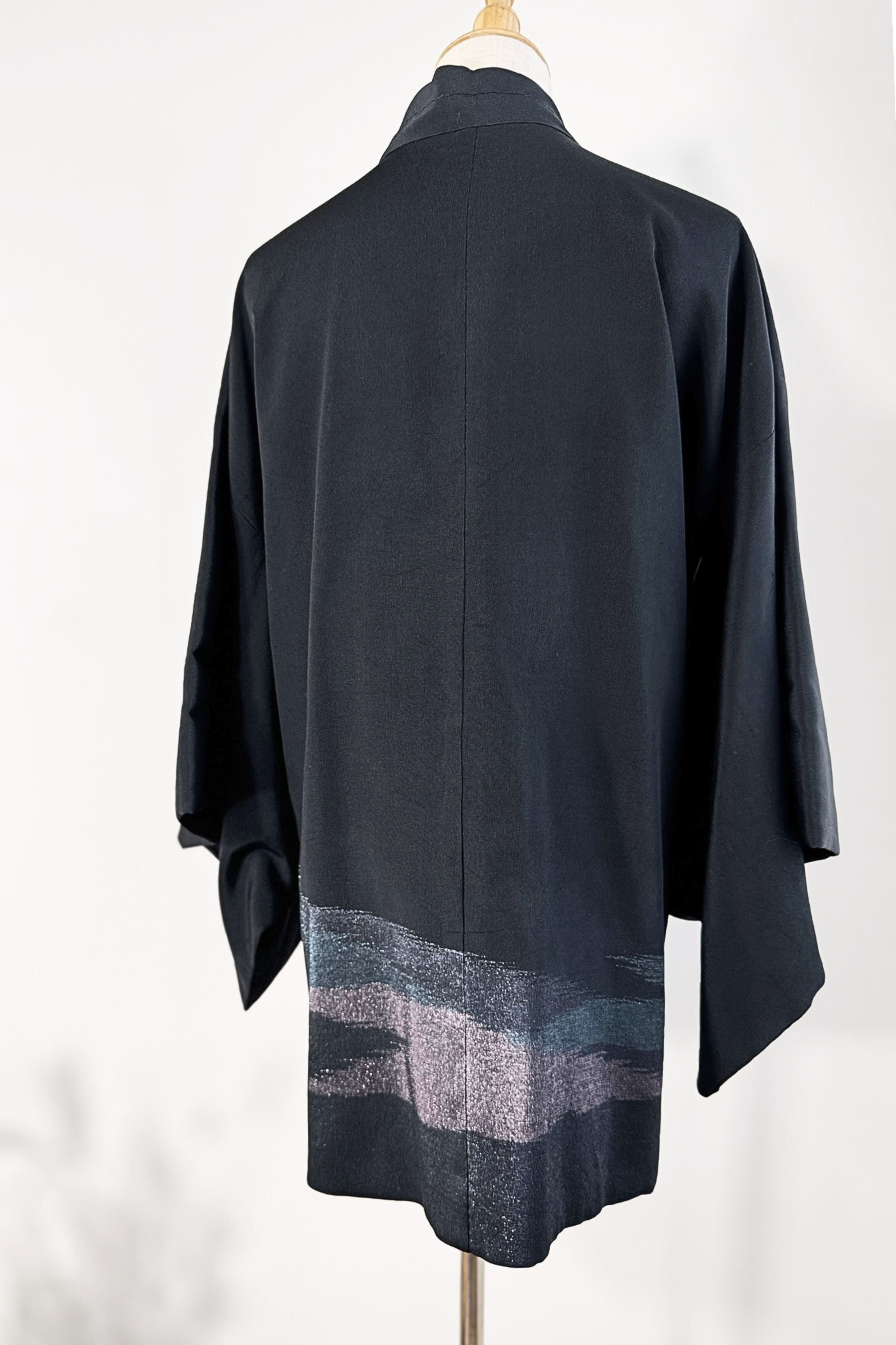 Kimono court en soie noir à motifs irisés