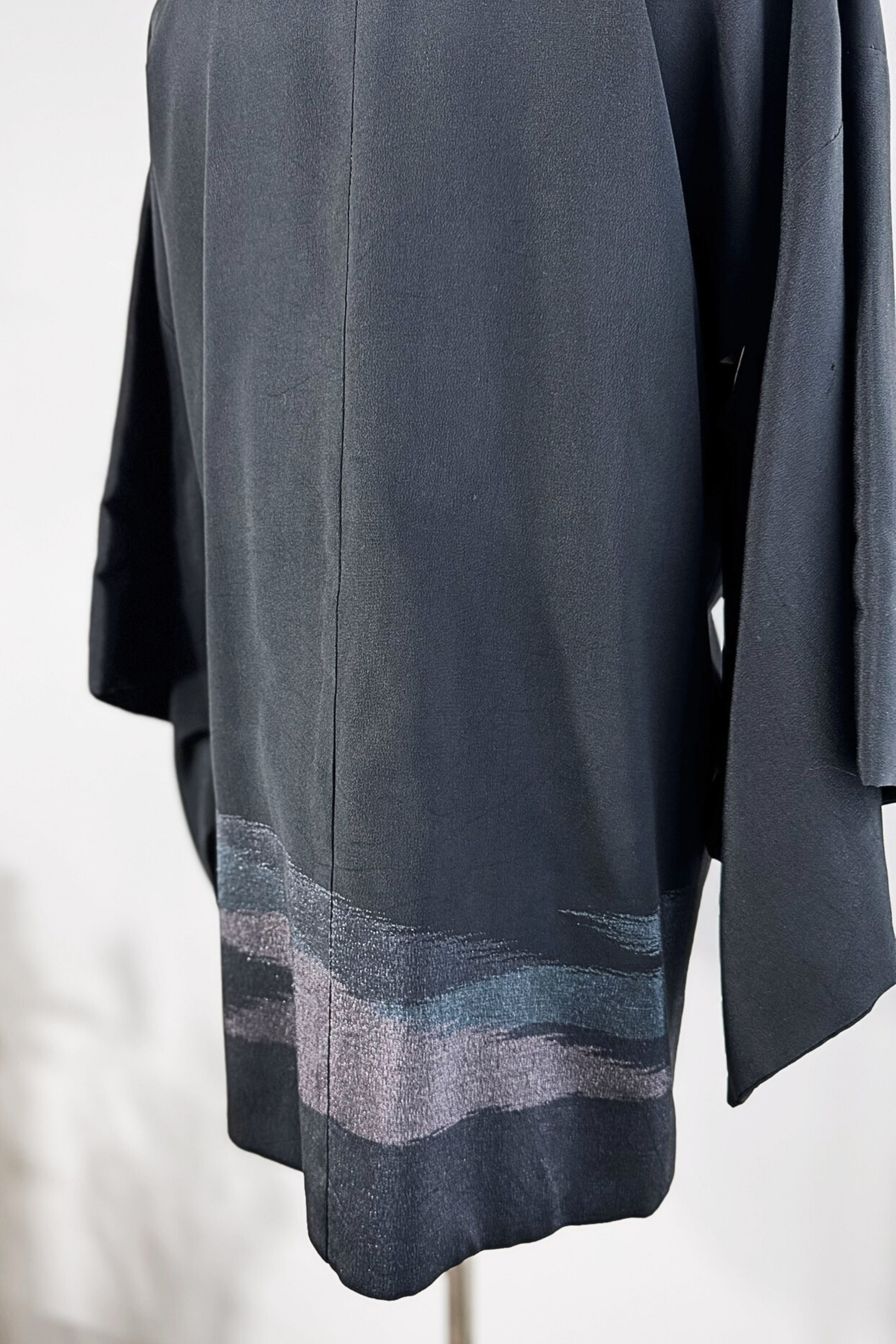 Kimono court en soie noir à motifs irisés