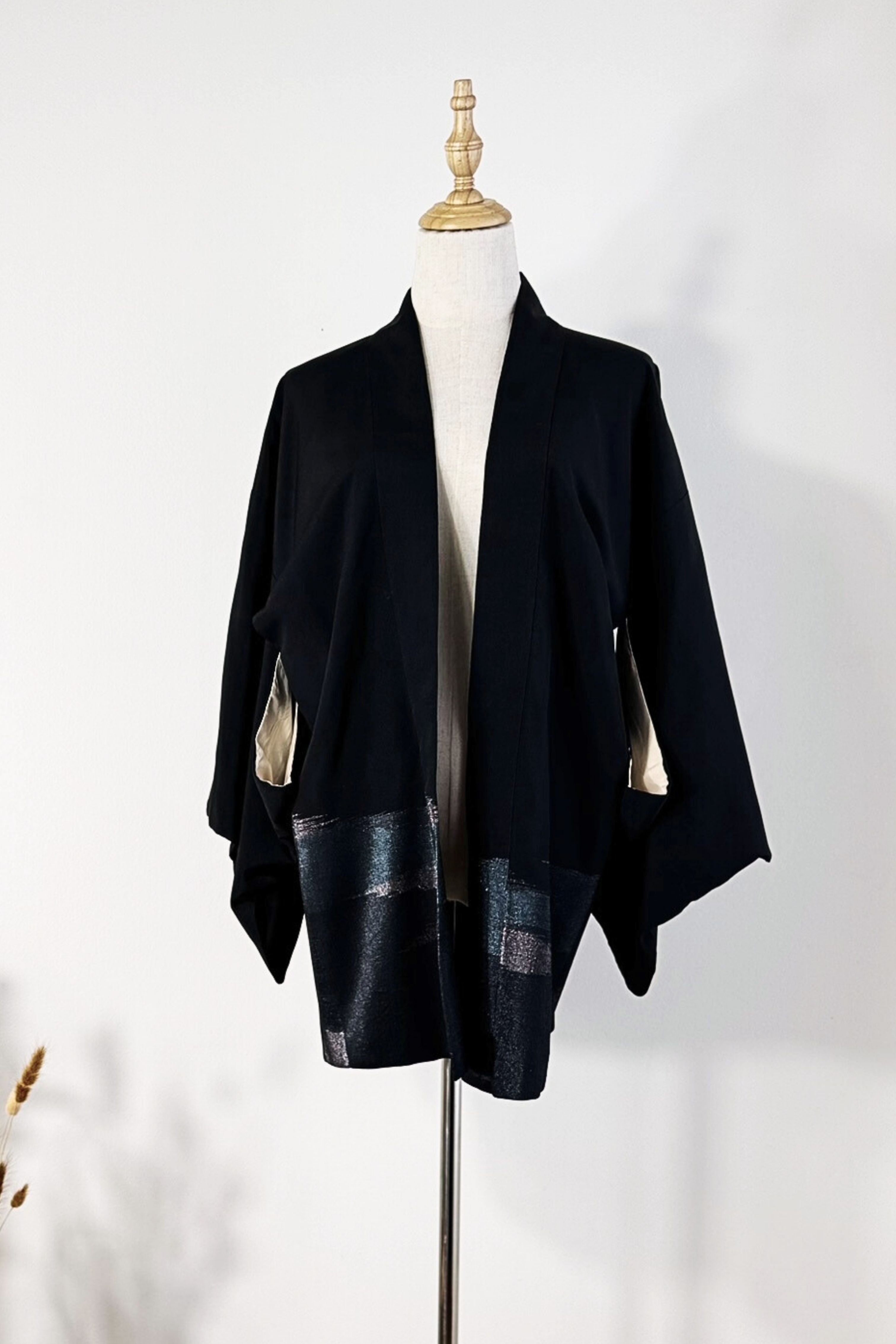 Kimono court en soie noir à motifs irisés