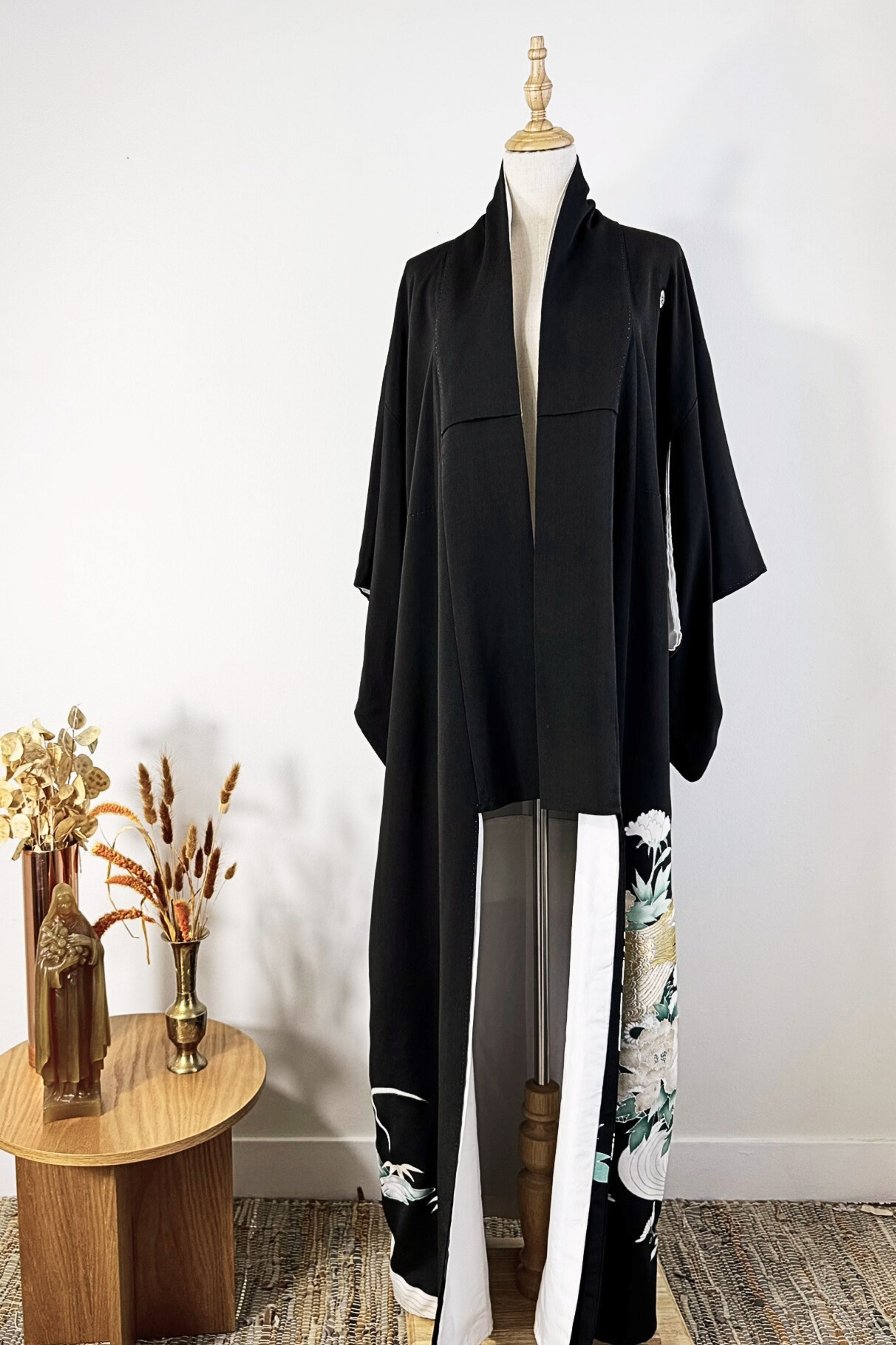 Kimono long en soie noir à motifs brodés