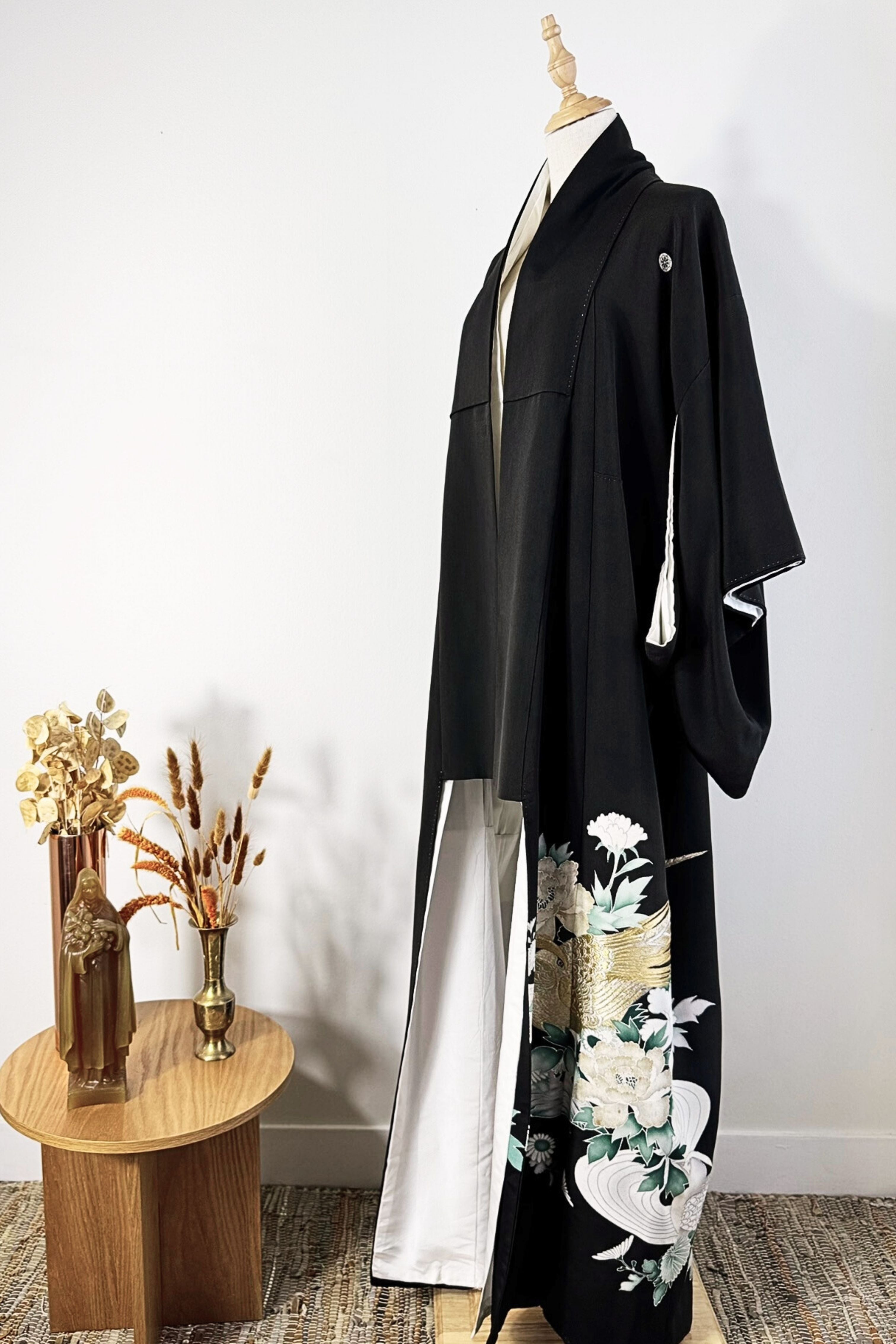 Kimono long en soie noir à motifs brodés