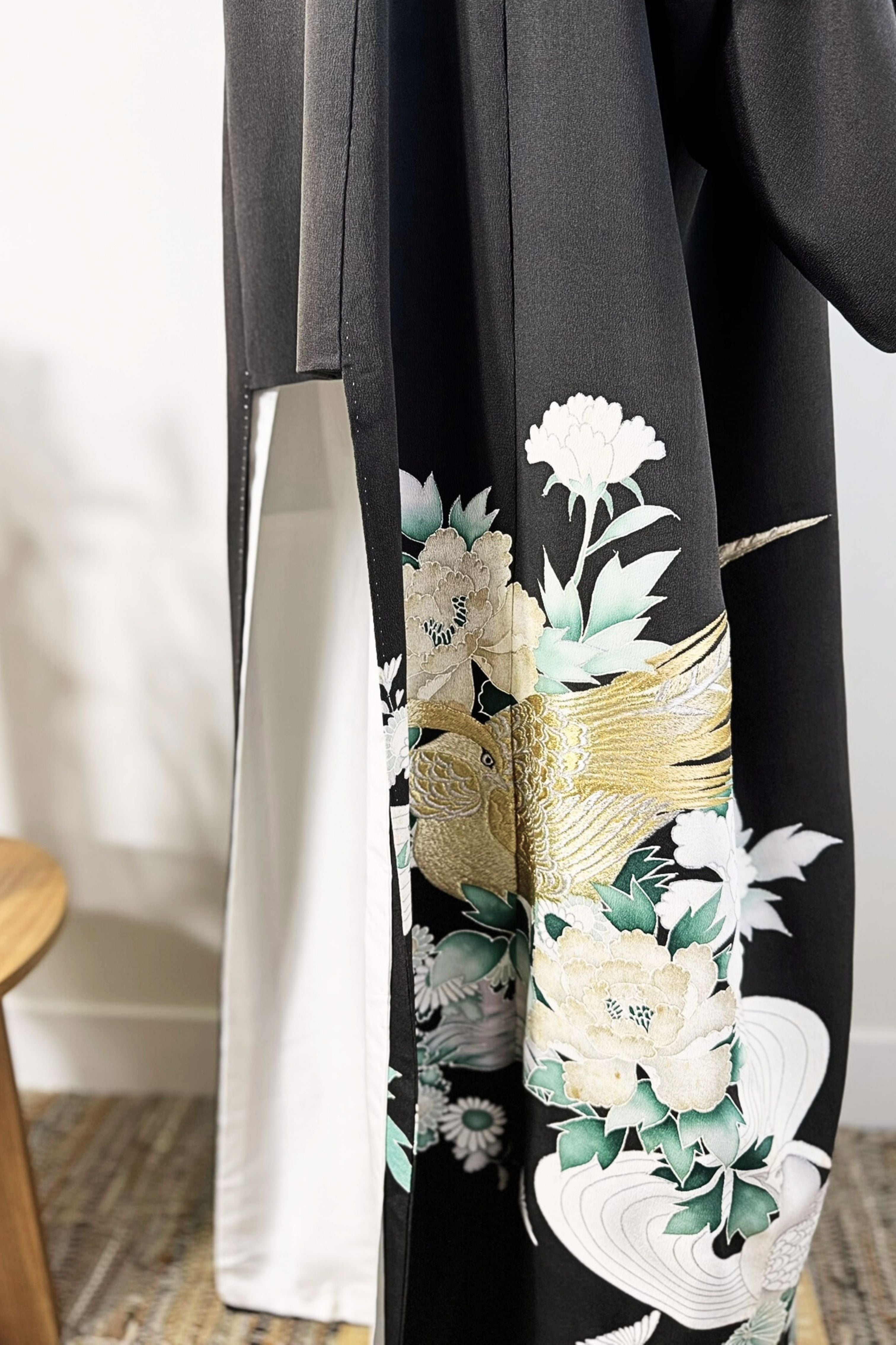 Kimono long en soie noir à motifs brodés