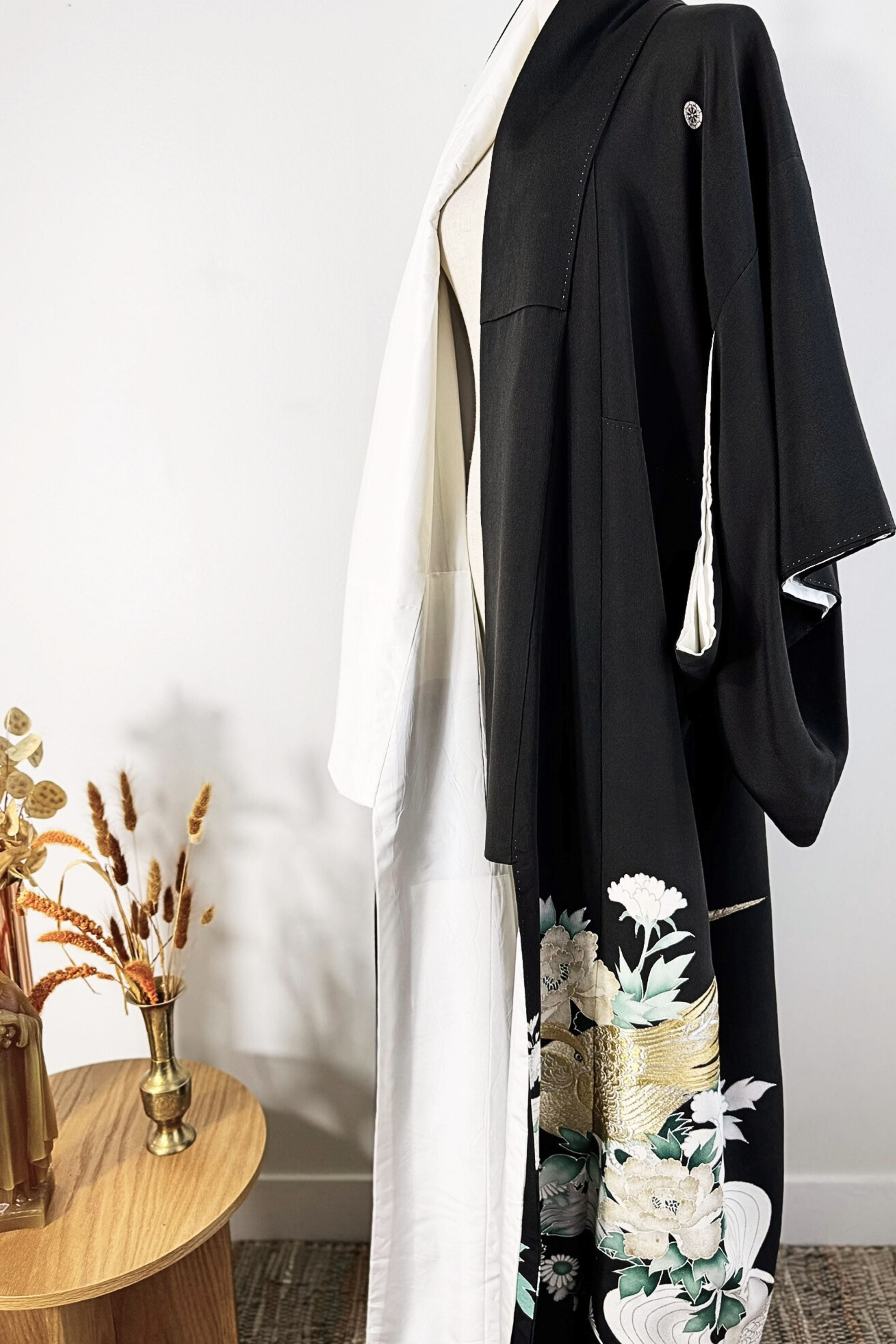 Kimono long en soie noir à motifs brodés
