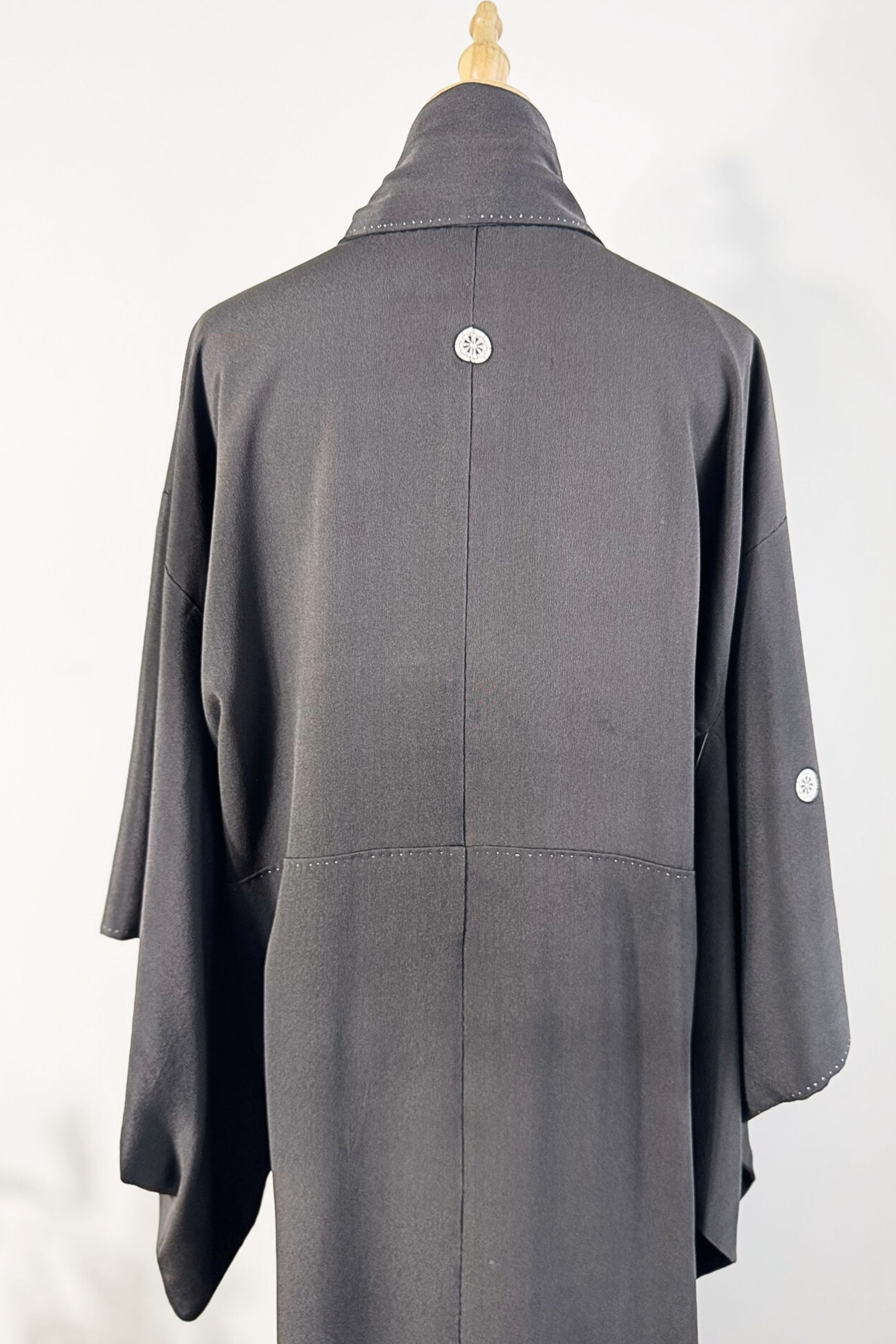 Kimono long en soie noir à motifs brodés