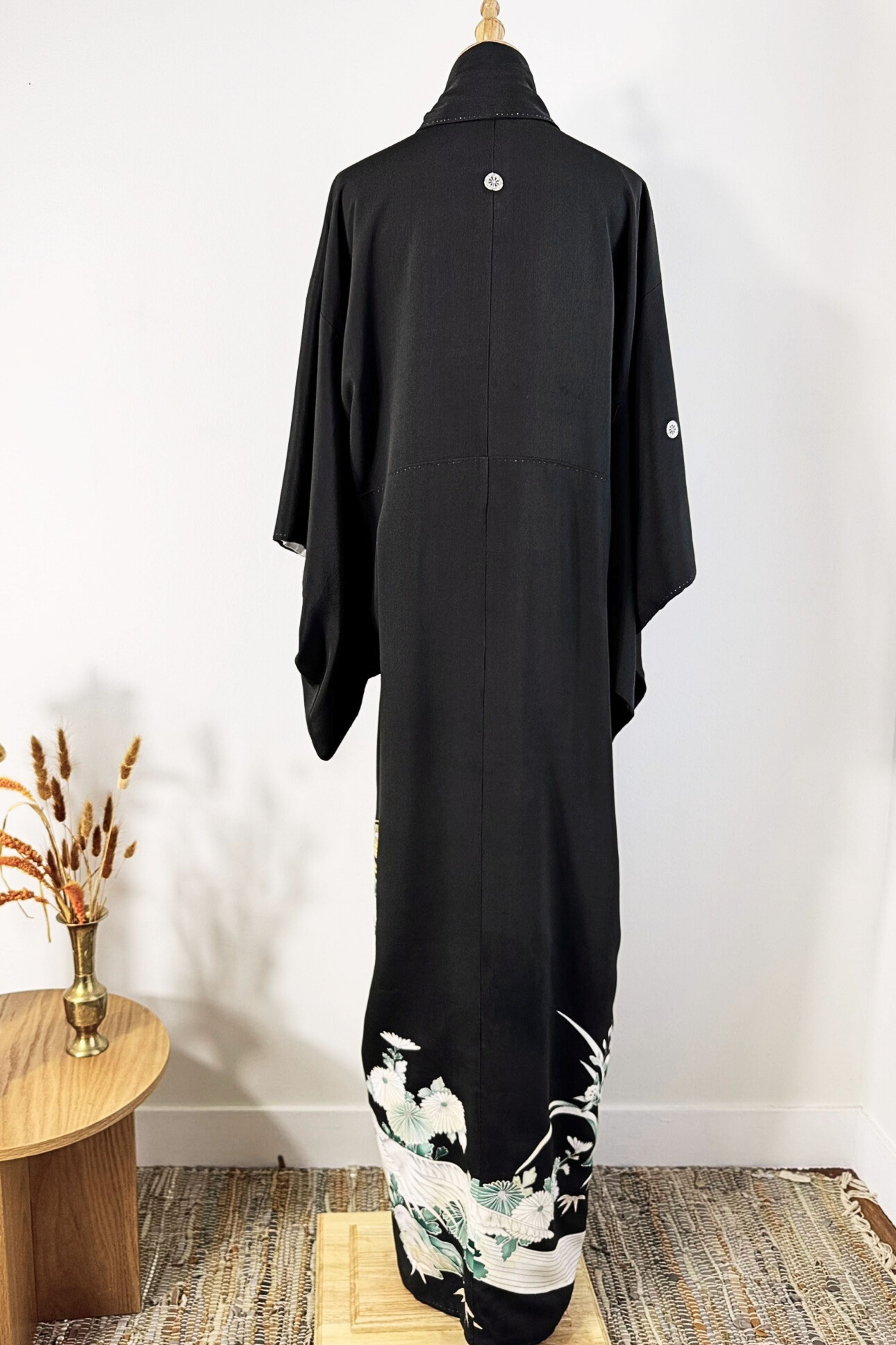 Kimono long en soie noir à motifs brodés