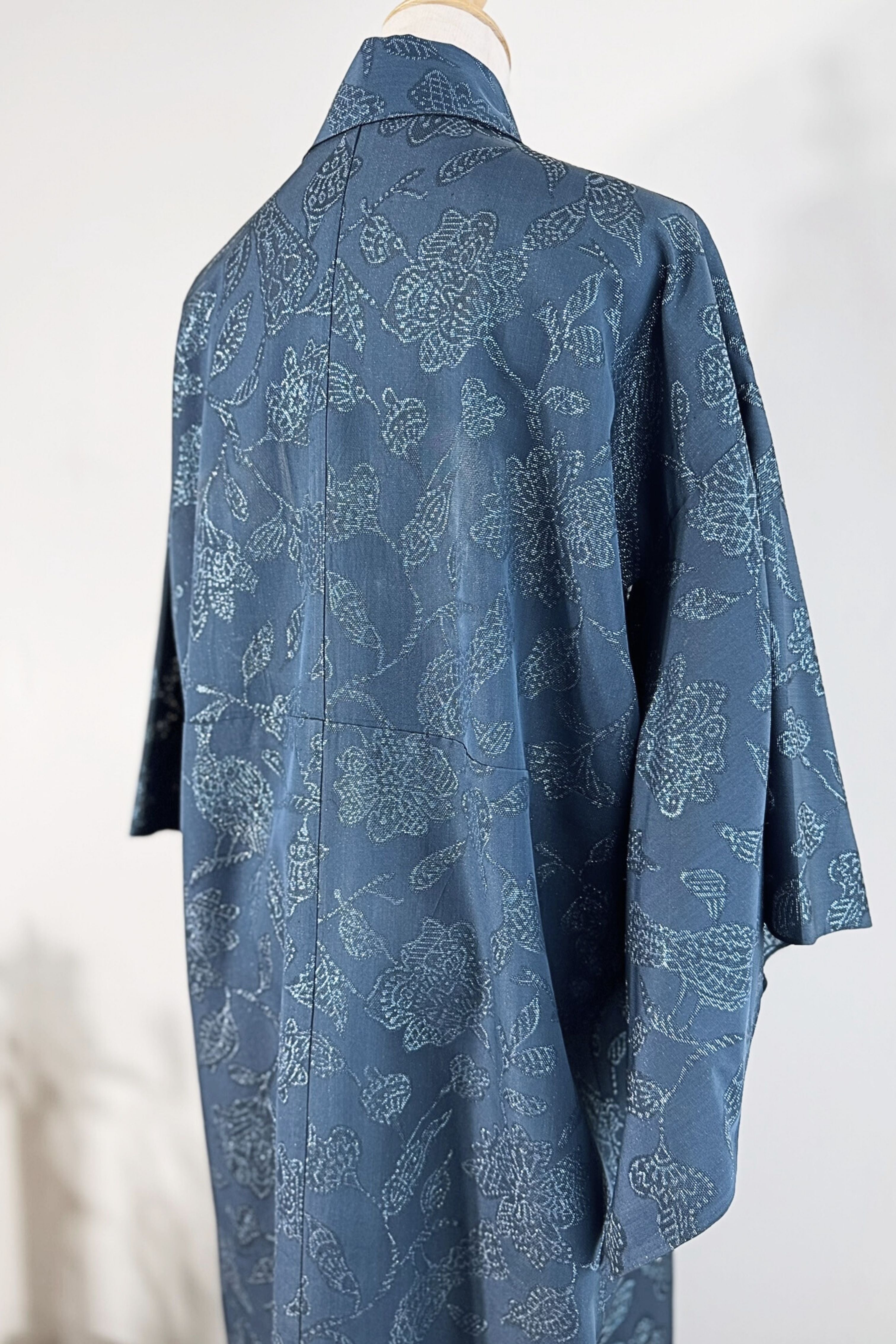 Kimono long marine à fleurs irisées