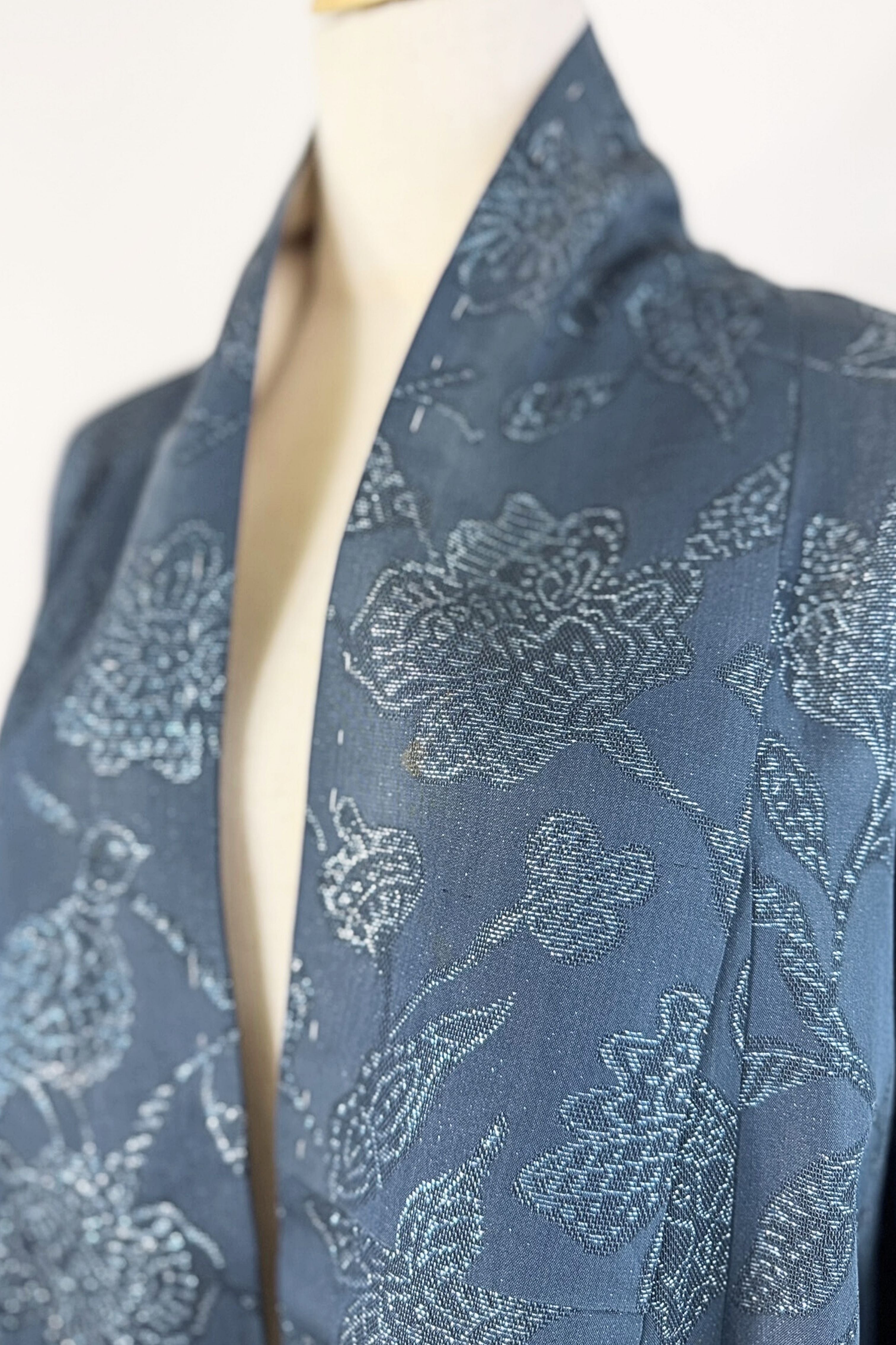 Kimono long marine à fleurs irisées