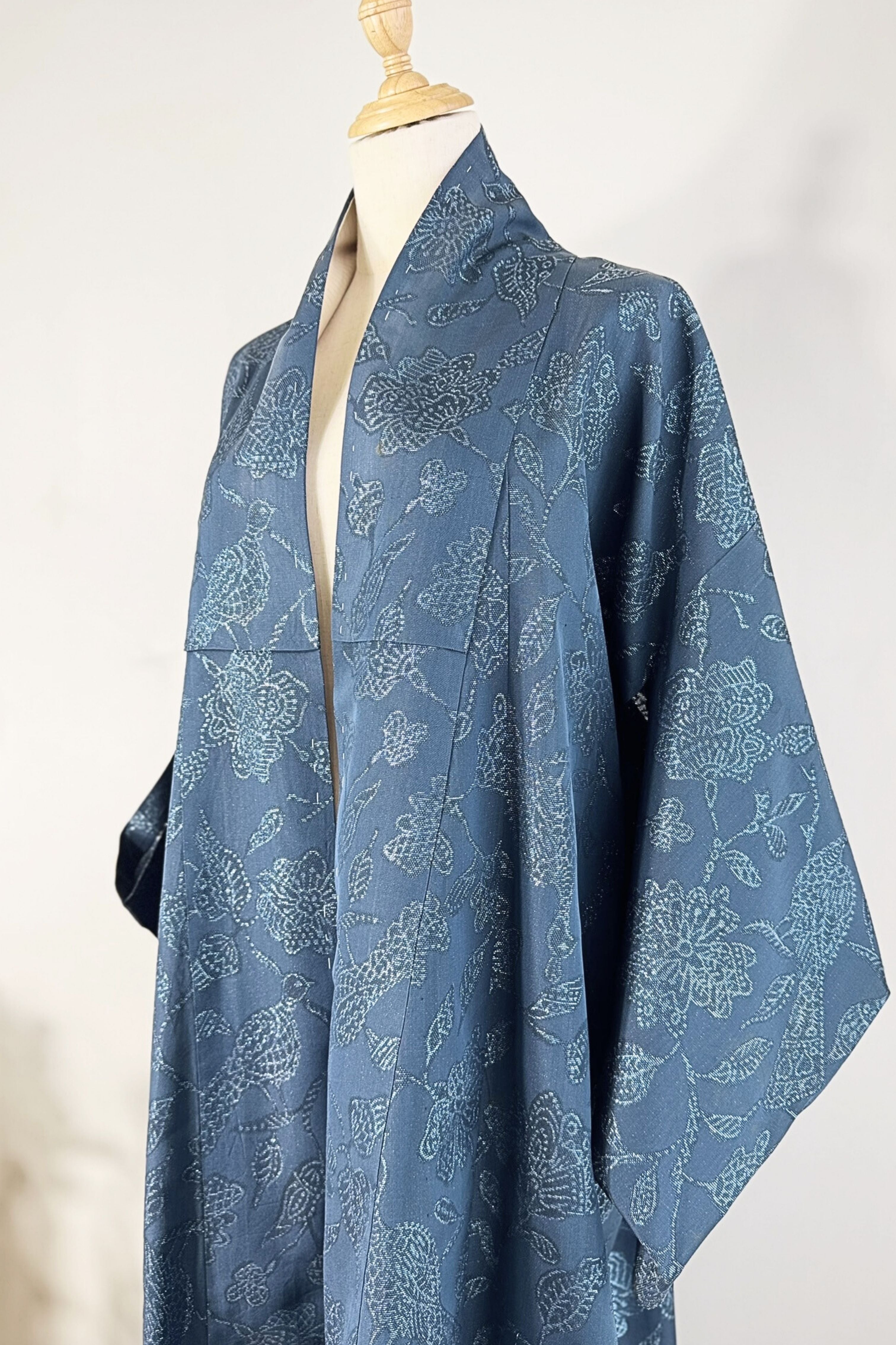 Kimono long marine à fleurs irisées