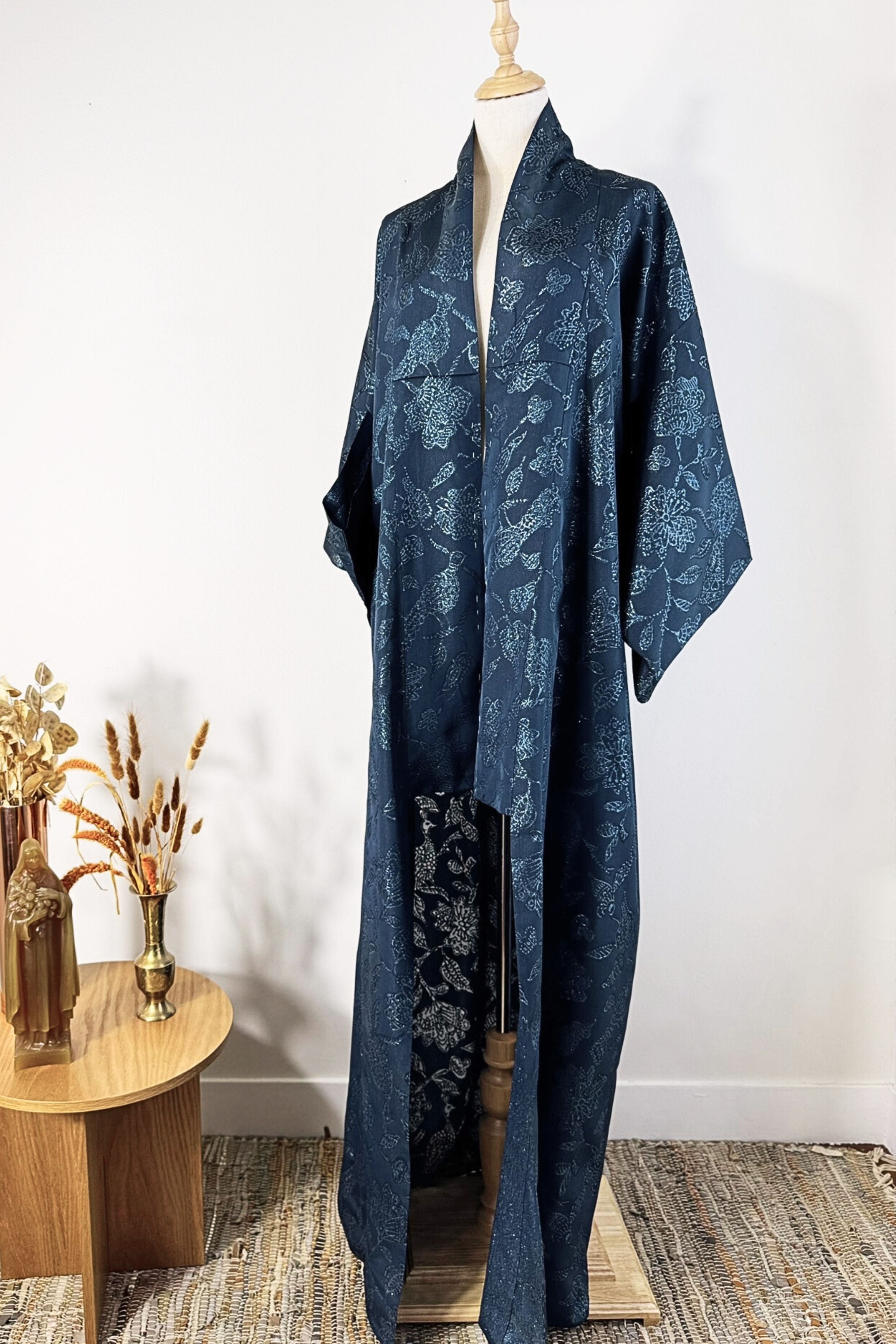 Kimono long marine à fleurs irisées