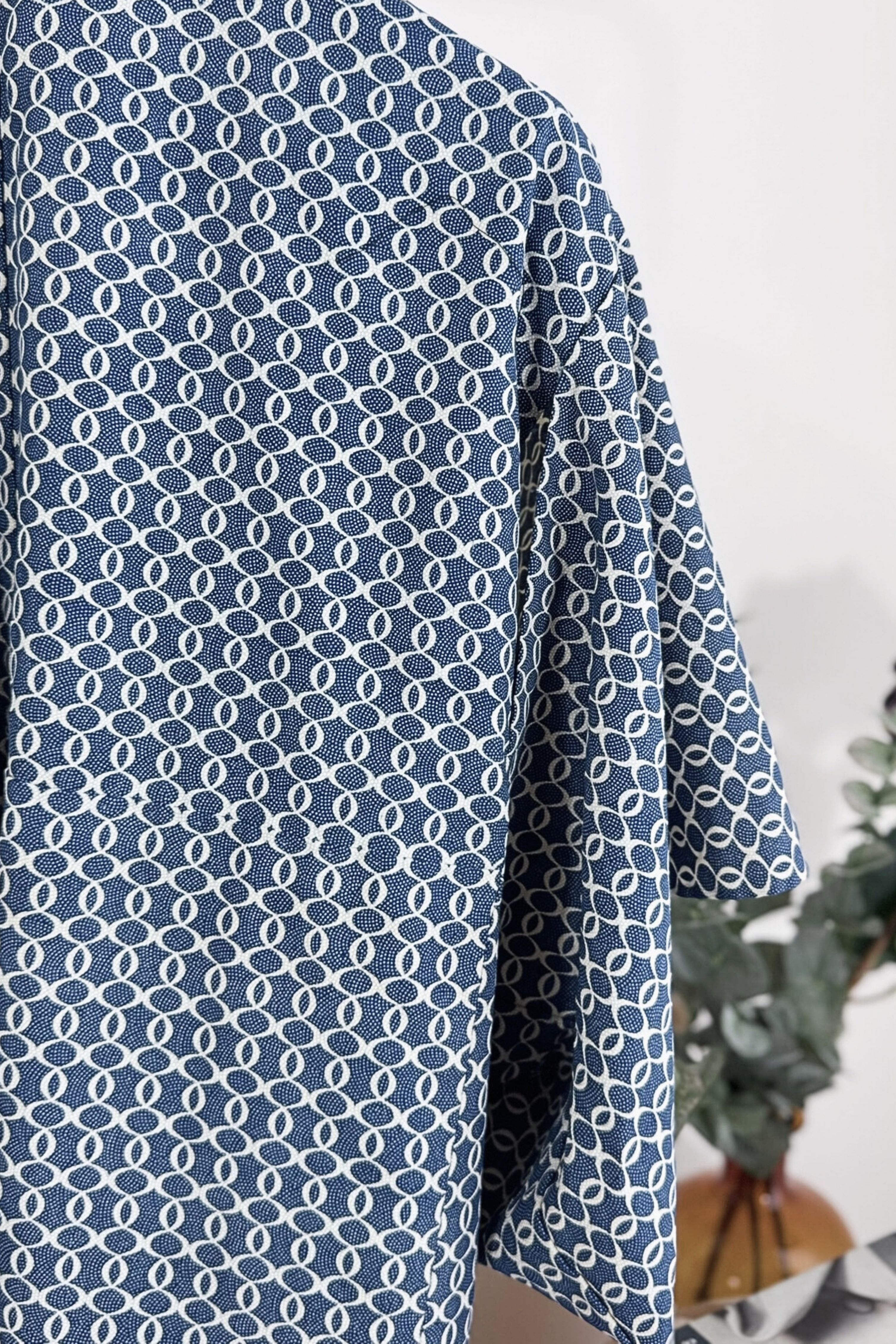 Kimono mi-long marine en coton imprimé