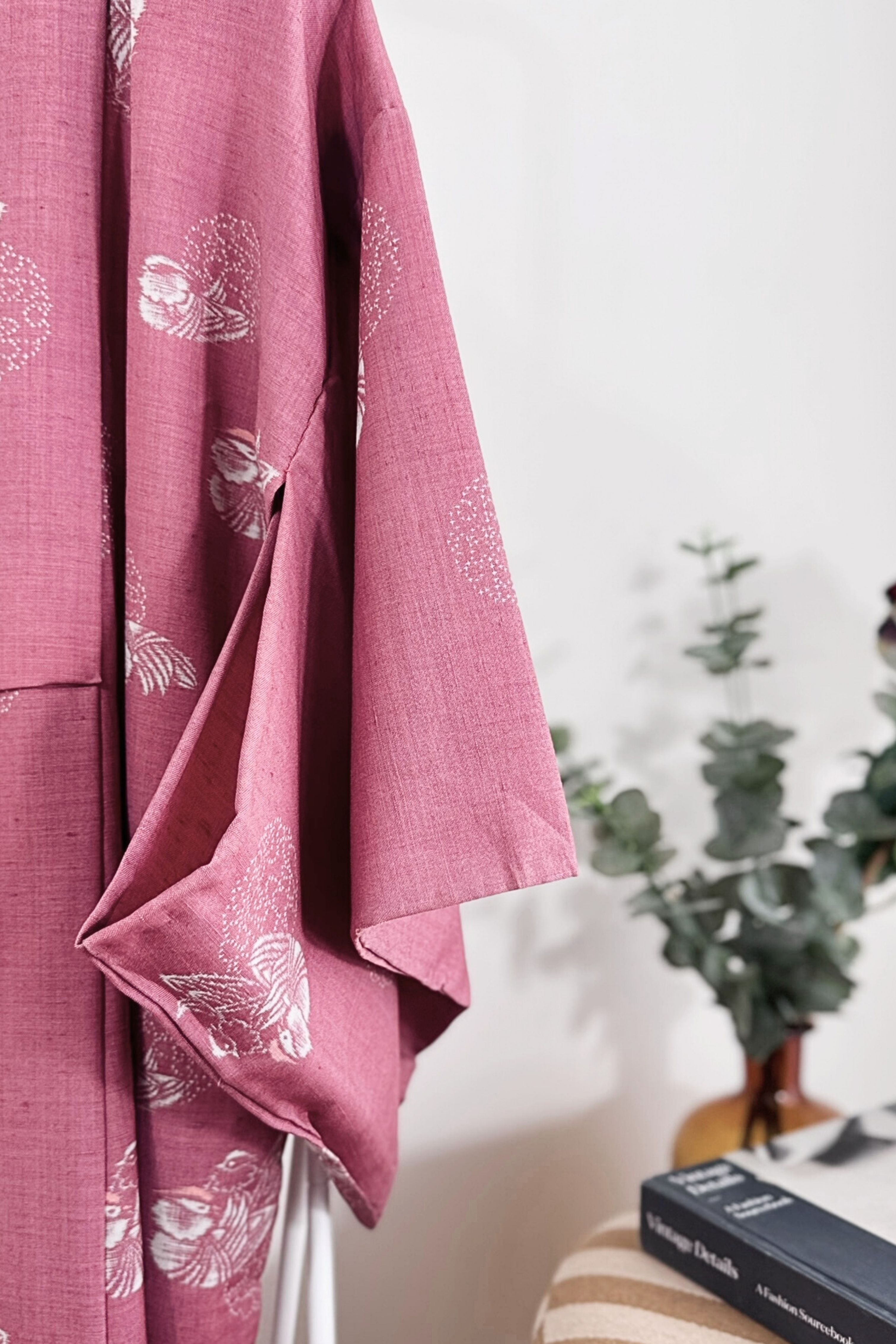 Kimono mi-long rose en coton imprimé