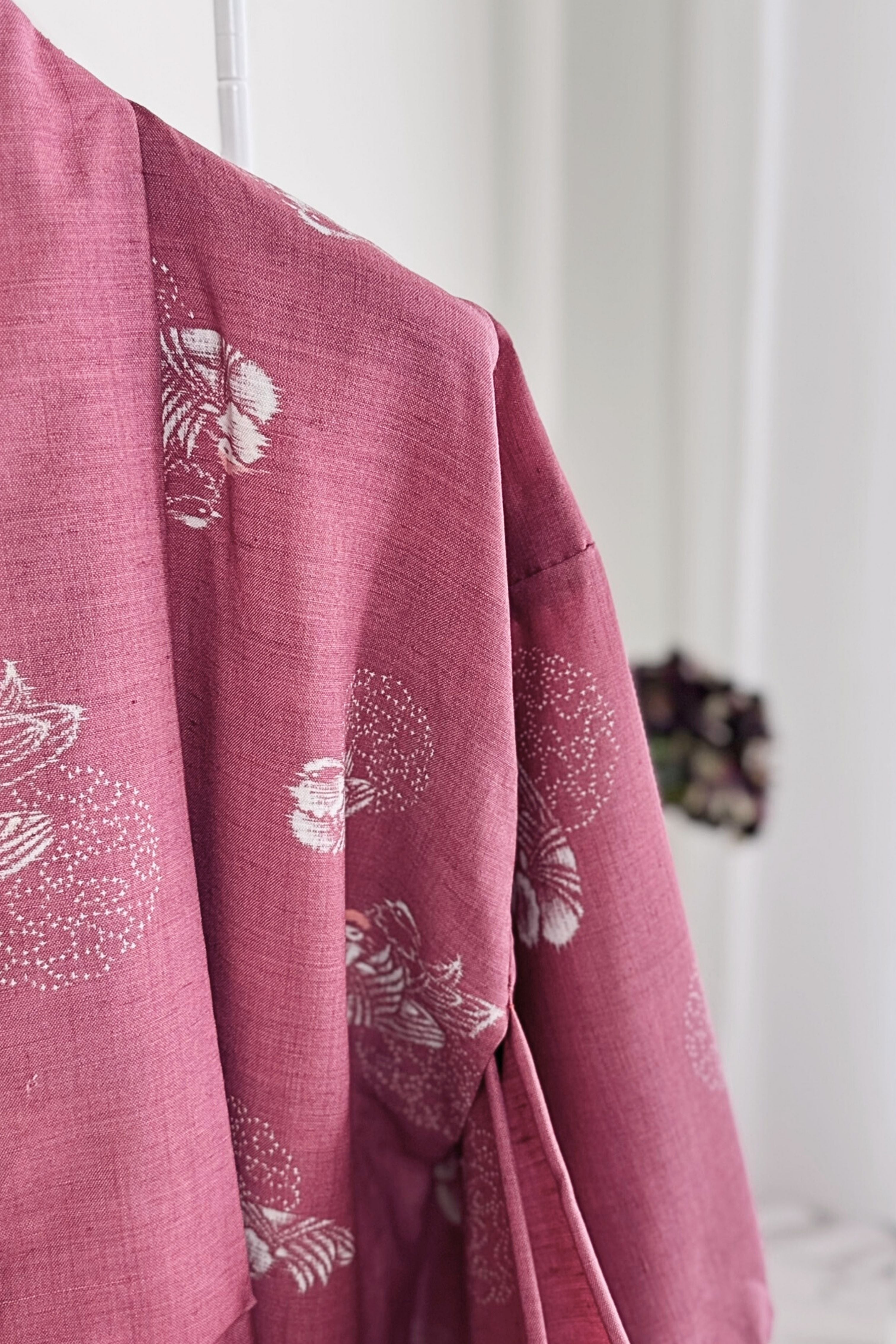 Kimono mi-long rose en coton imprimé