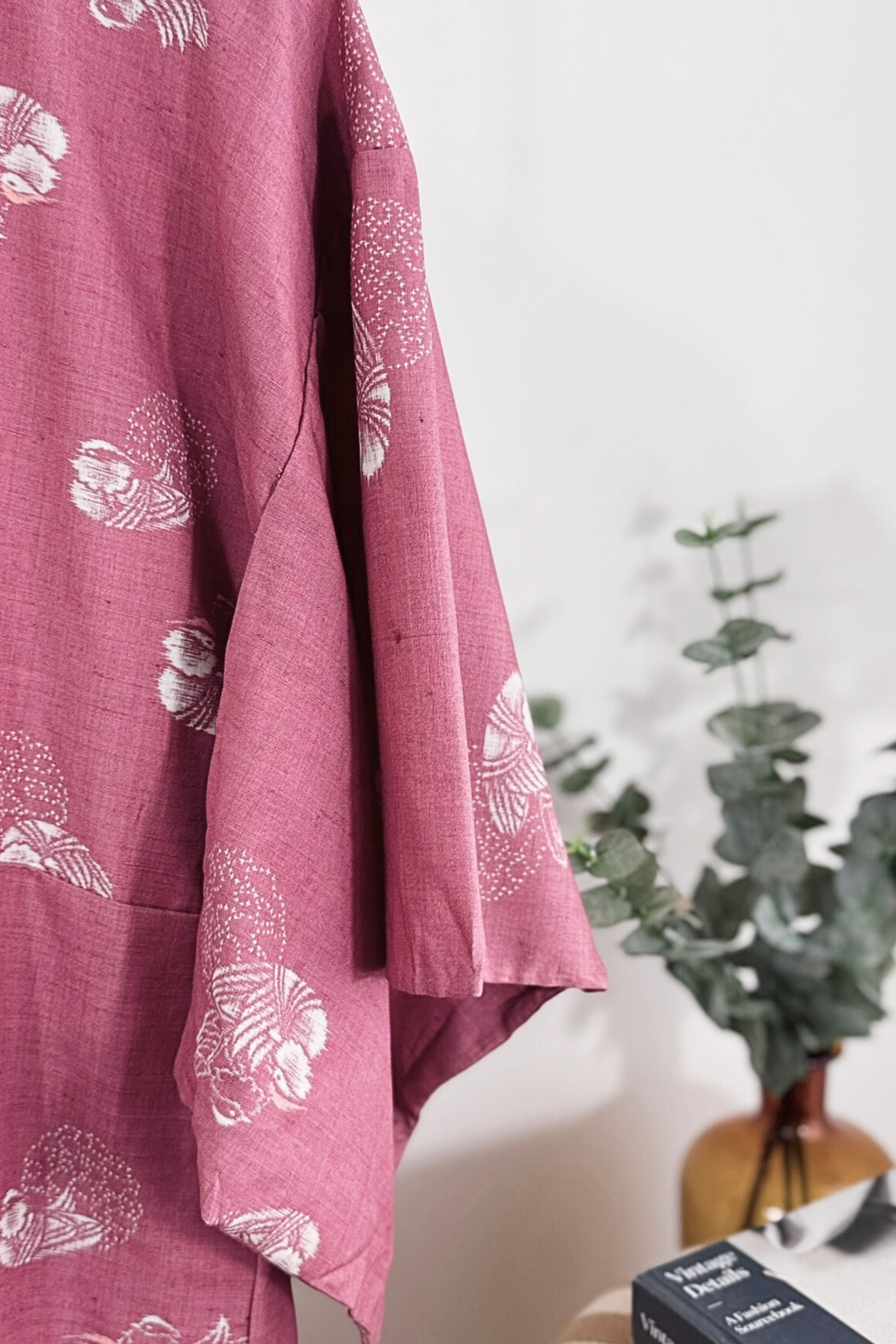 Kimono mi-long rose en coton imprimé