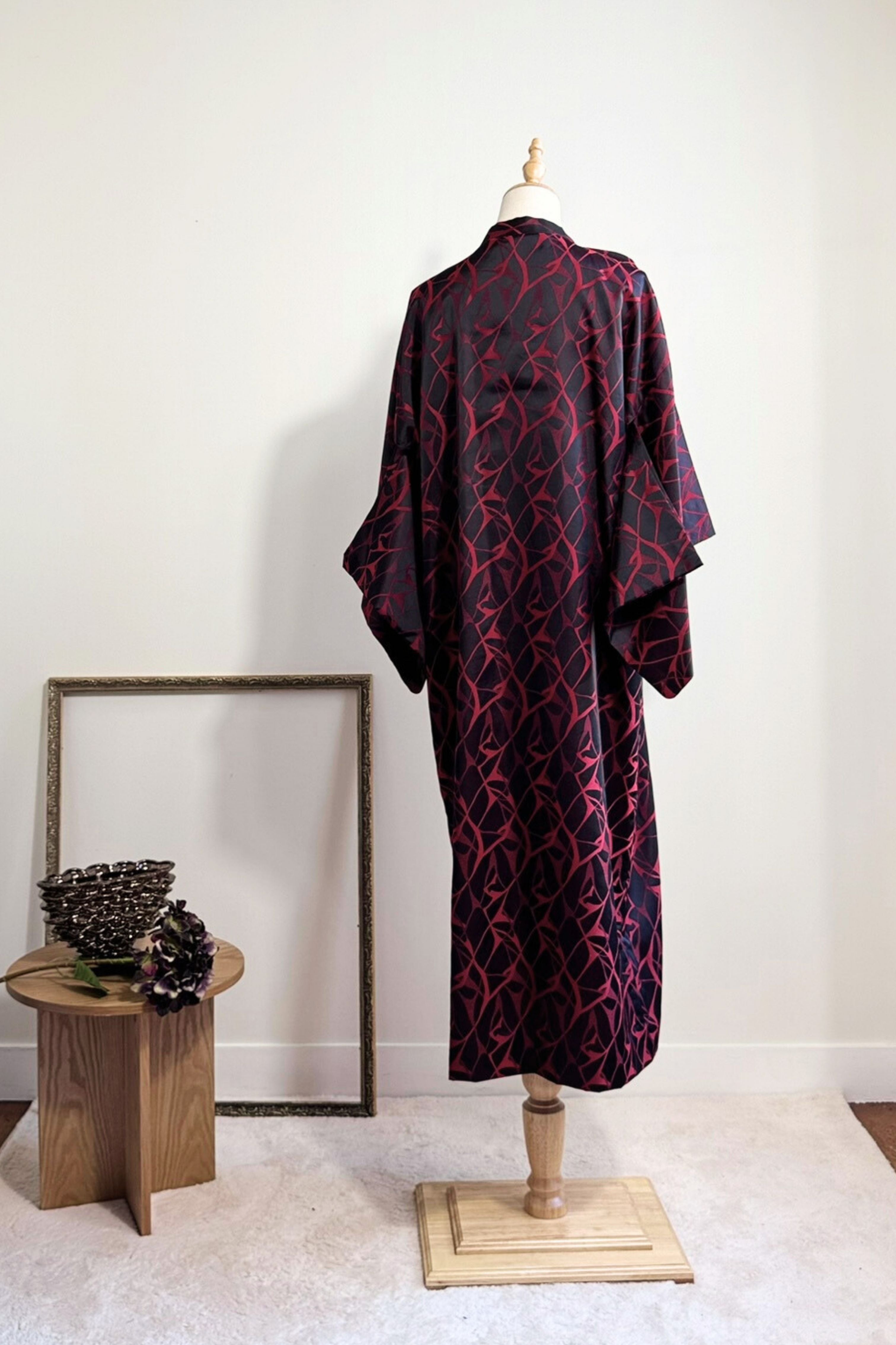 Robe kimono soyeuse noire et rouge