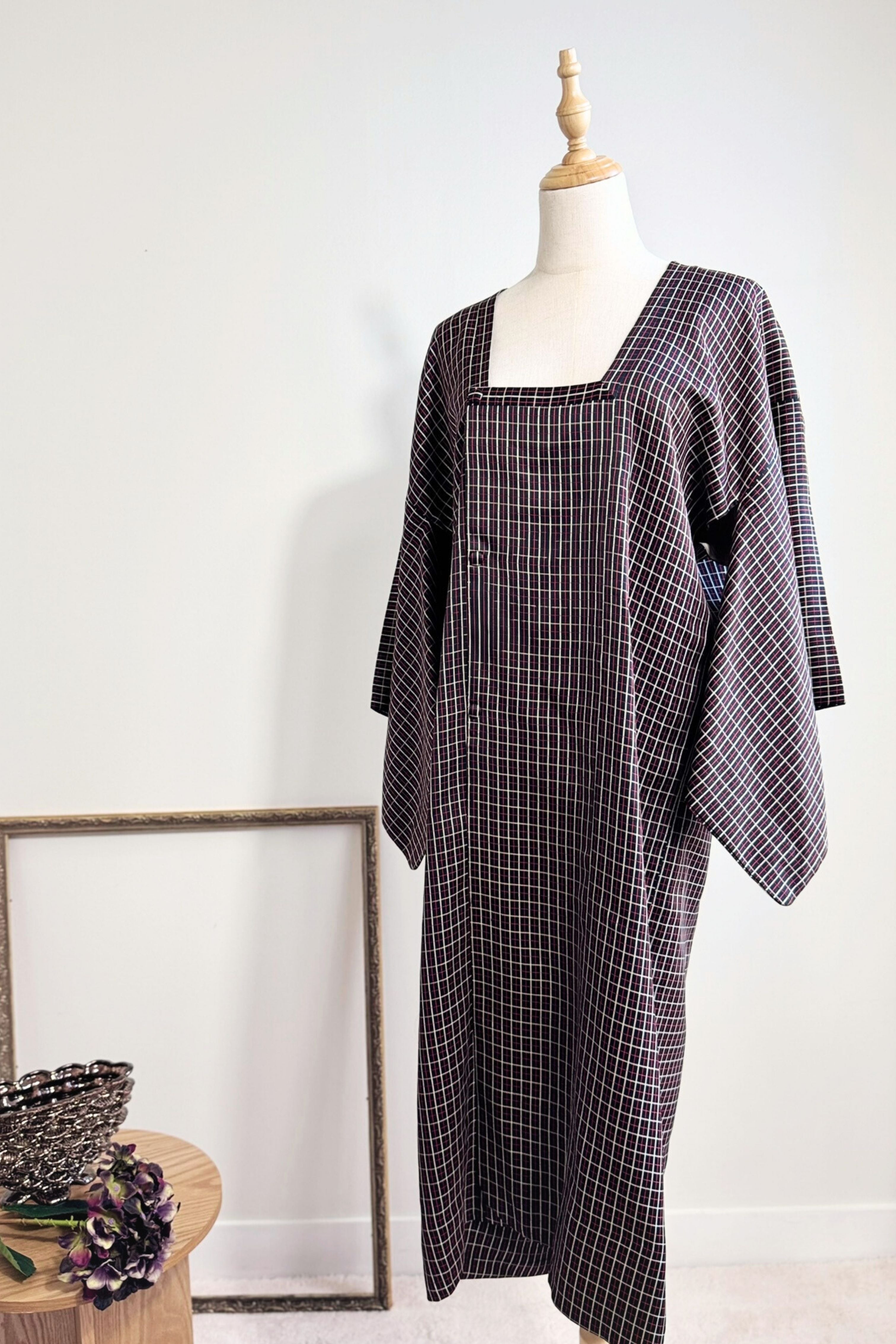 Robe kimono en soie à carreaux noire