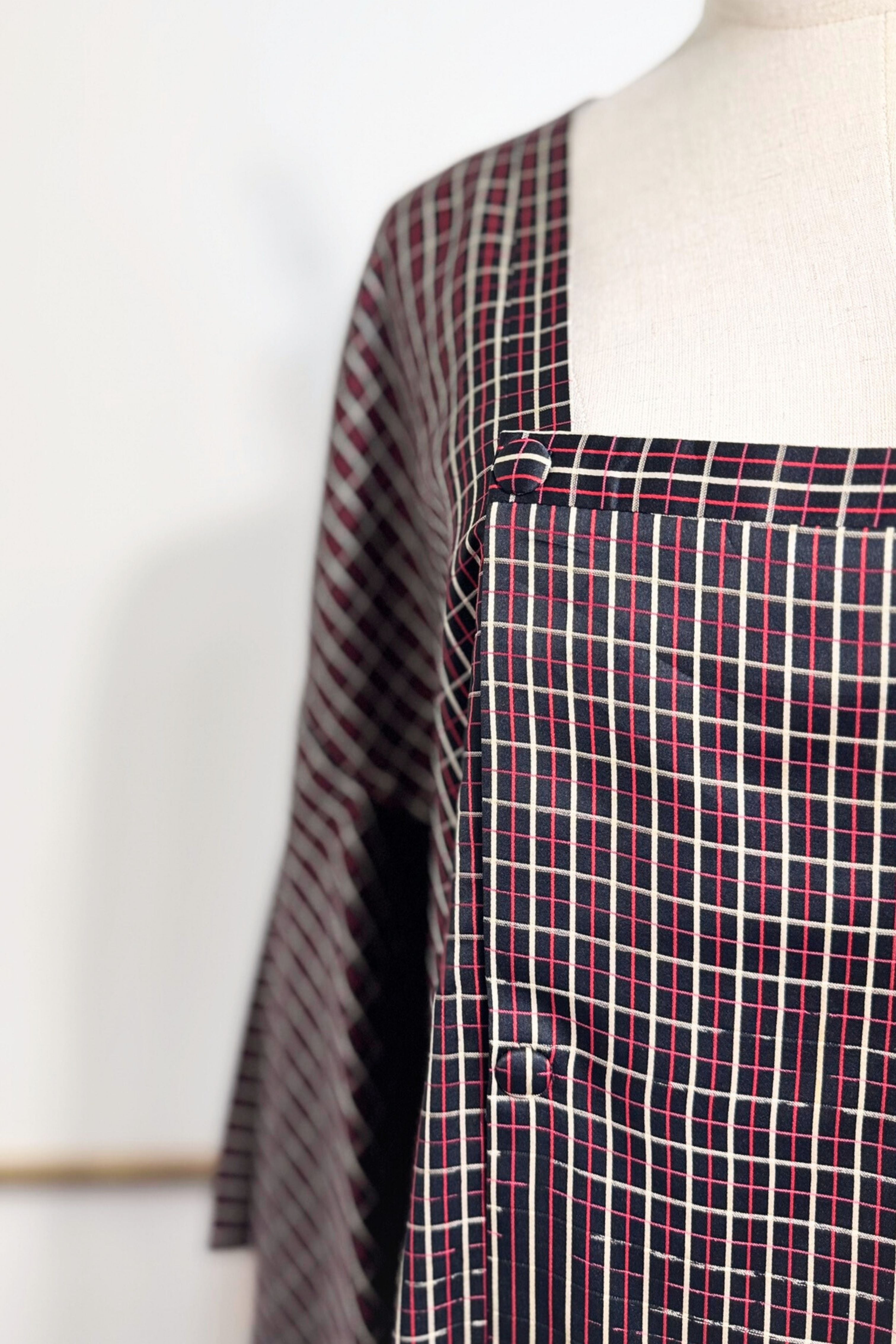 Robe kimono en soie à carreaux noire