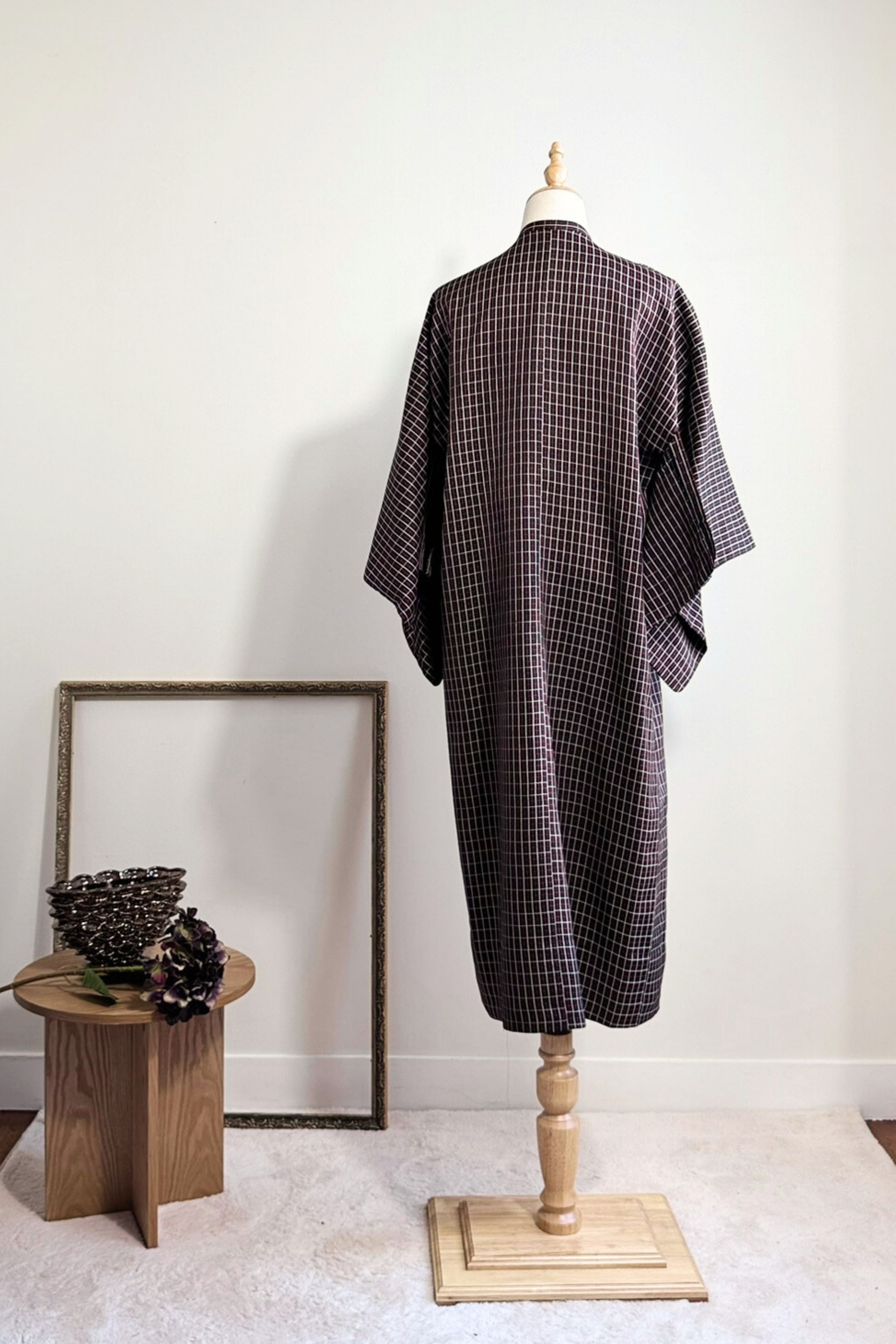 Robe kimono en soie à carreaux noire