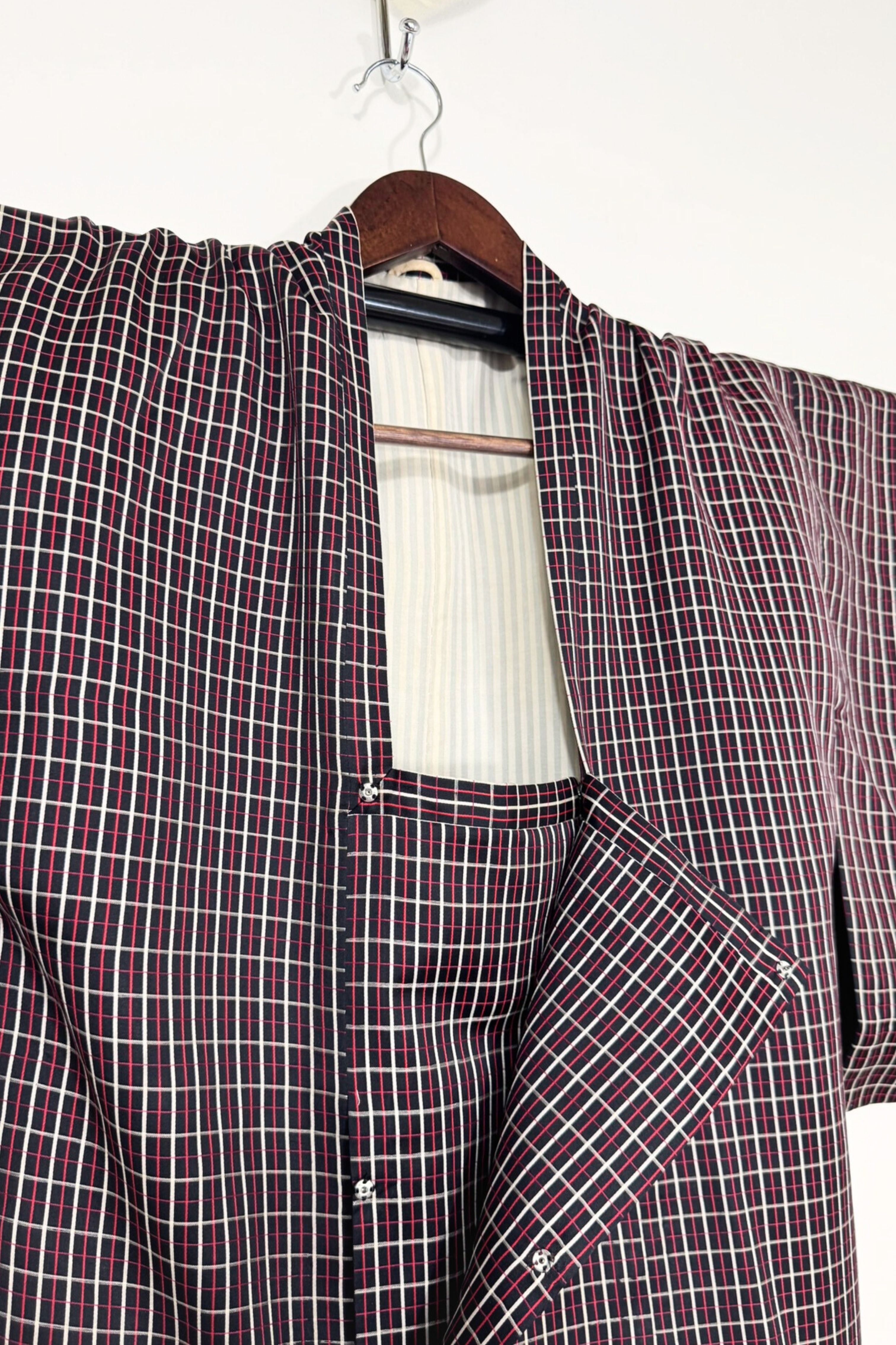 Robe kimono en soie à carreaux noire