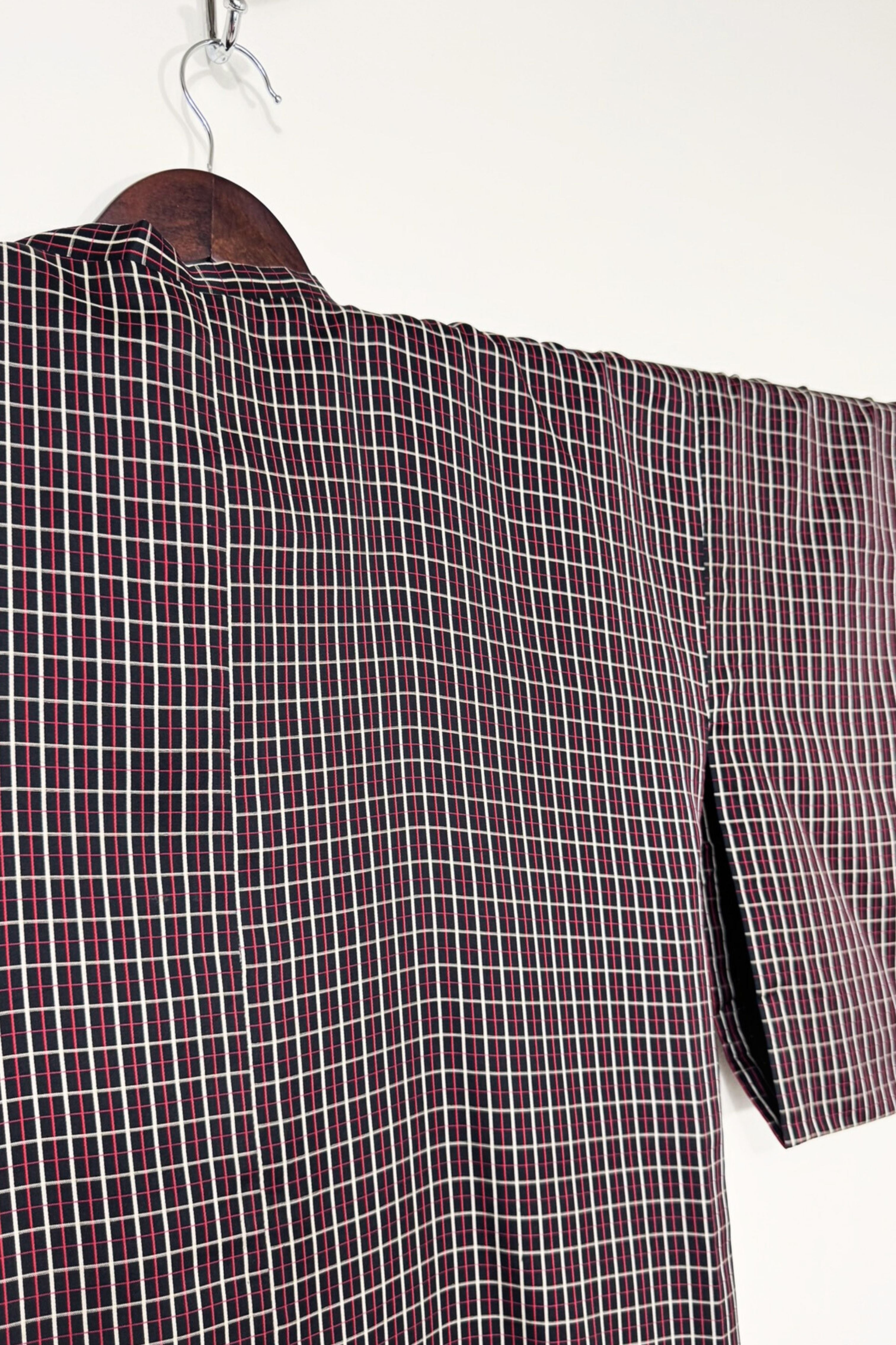 Robe kimono en soie à carreaux noire