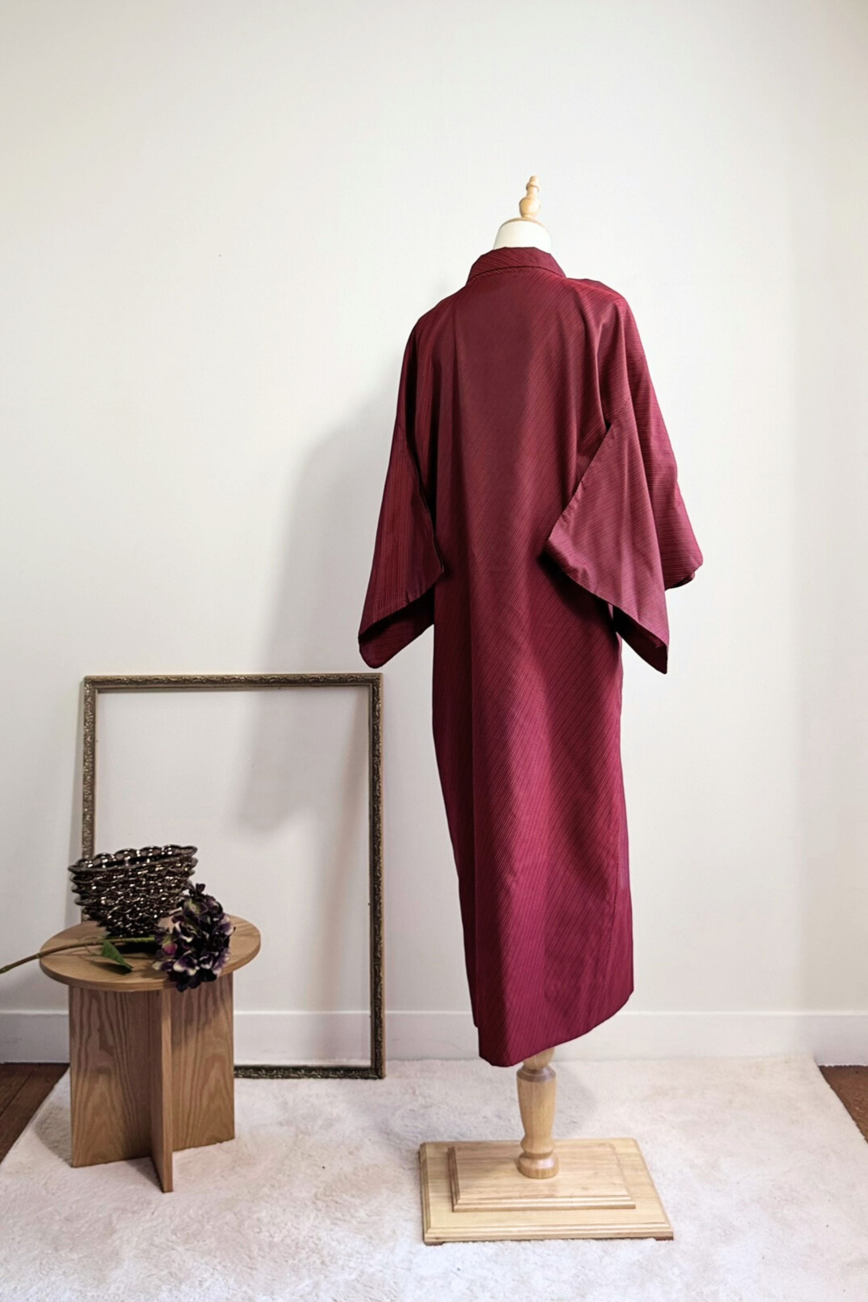 Robe kimono soyeuse à rayures noire et rouge