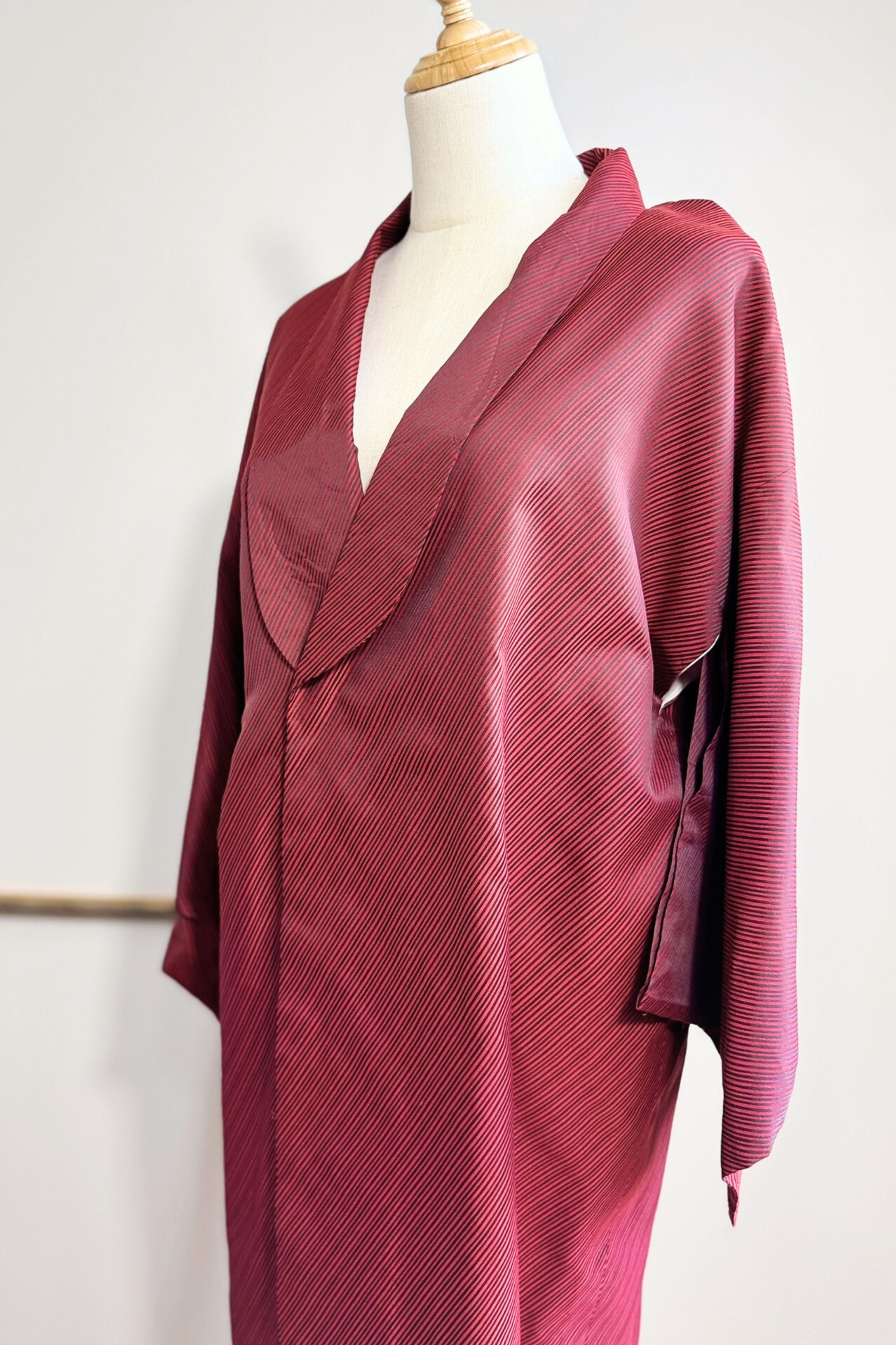 Robe kimono soyeuse à rayures noire et rouge