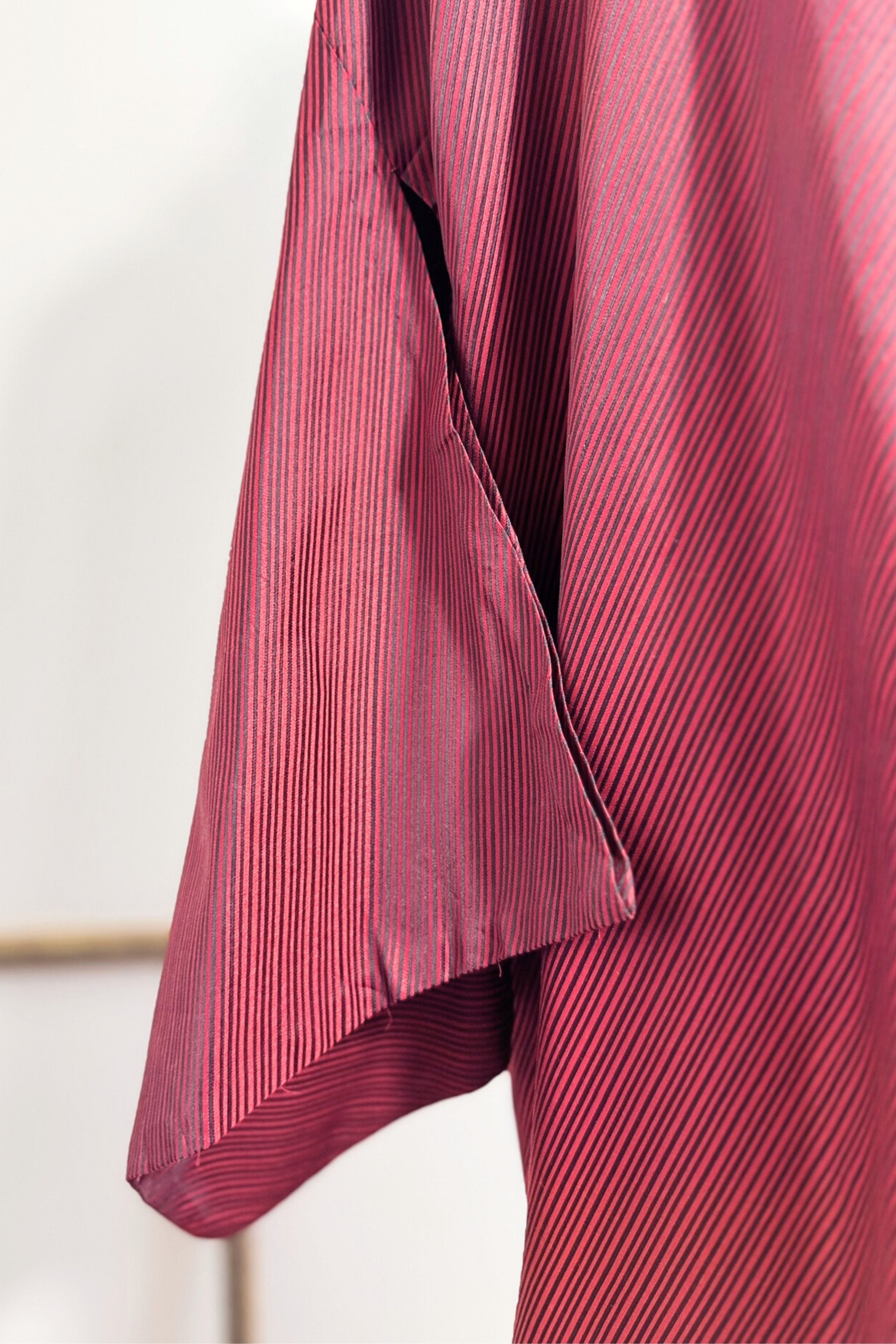 Robe kimono soyeuse à rayures noire et rouge
