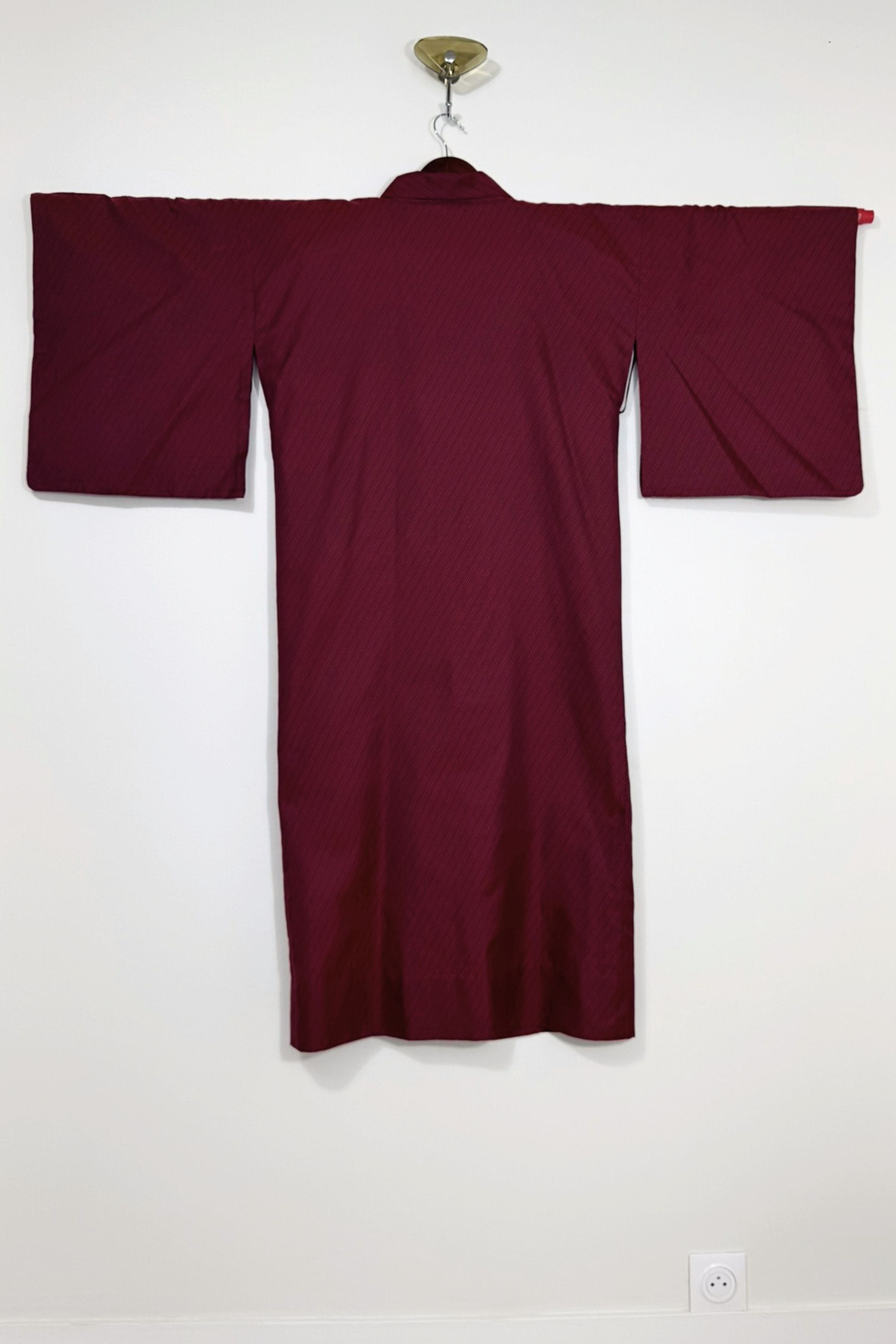 Robe kimono soyeuse à rayures noire et rouge