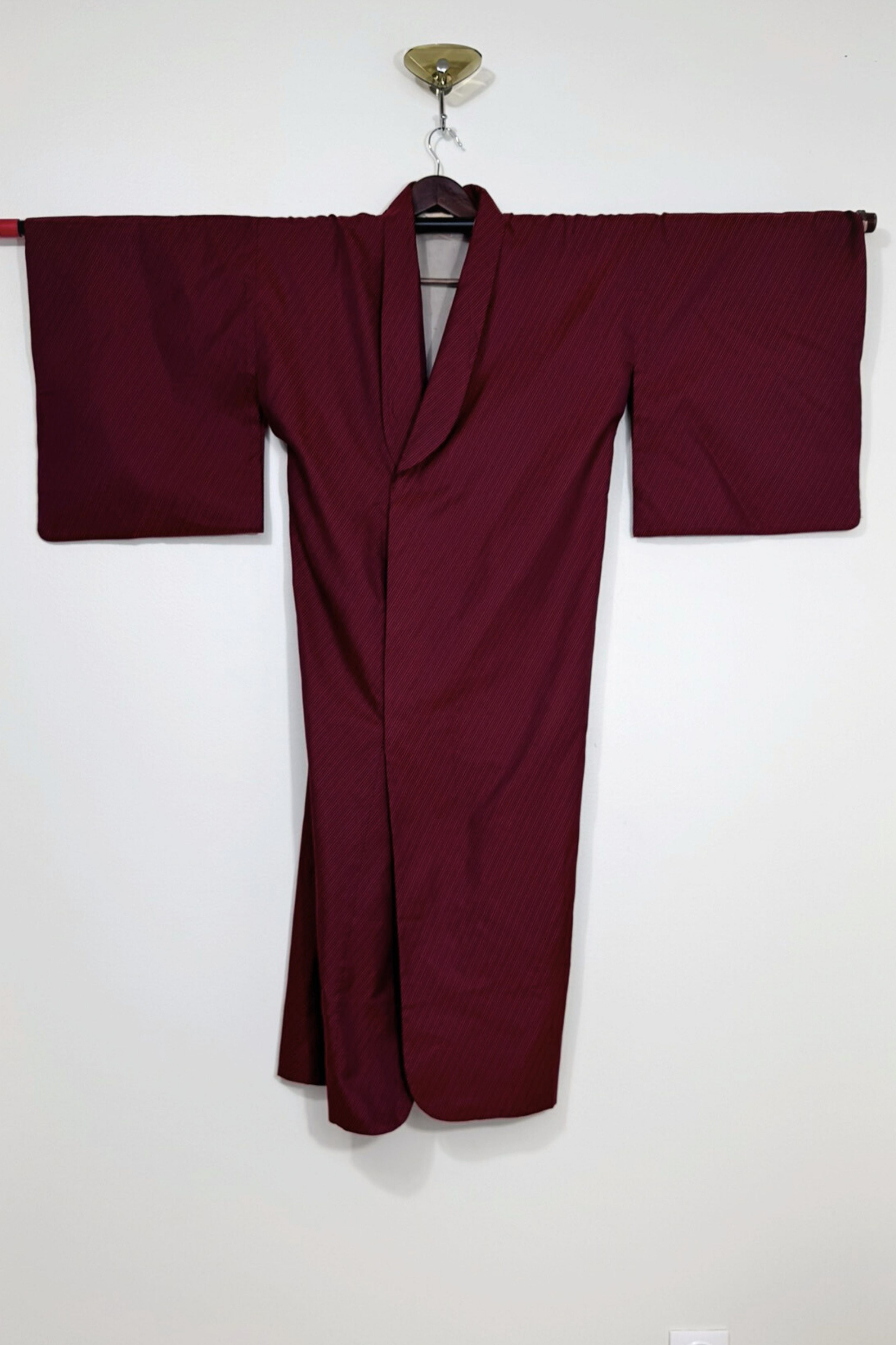 Robe kimono soyeuse à rayures noire et rouge