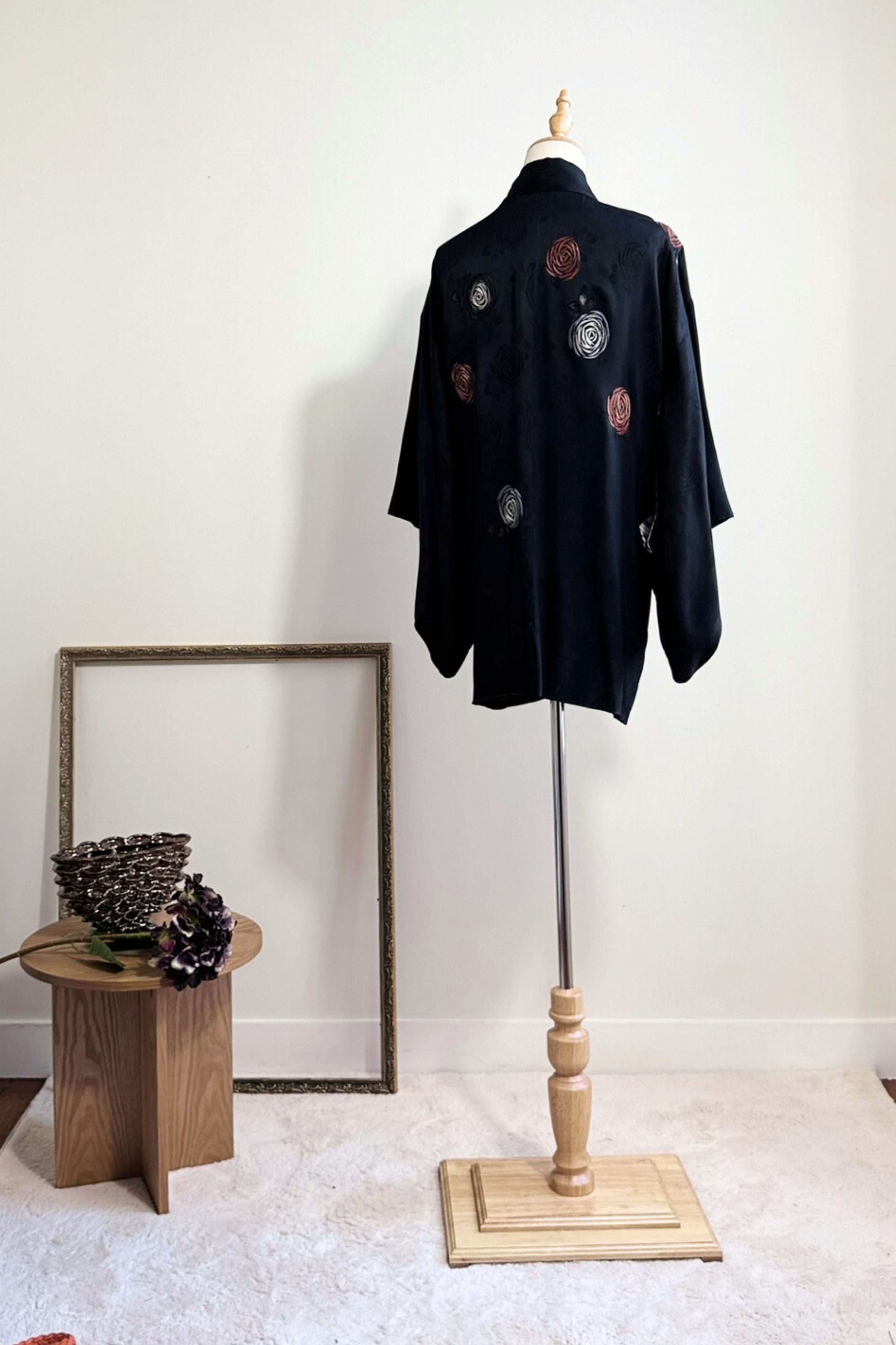 Kimono court en soie noir à motifs fleurs
