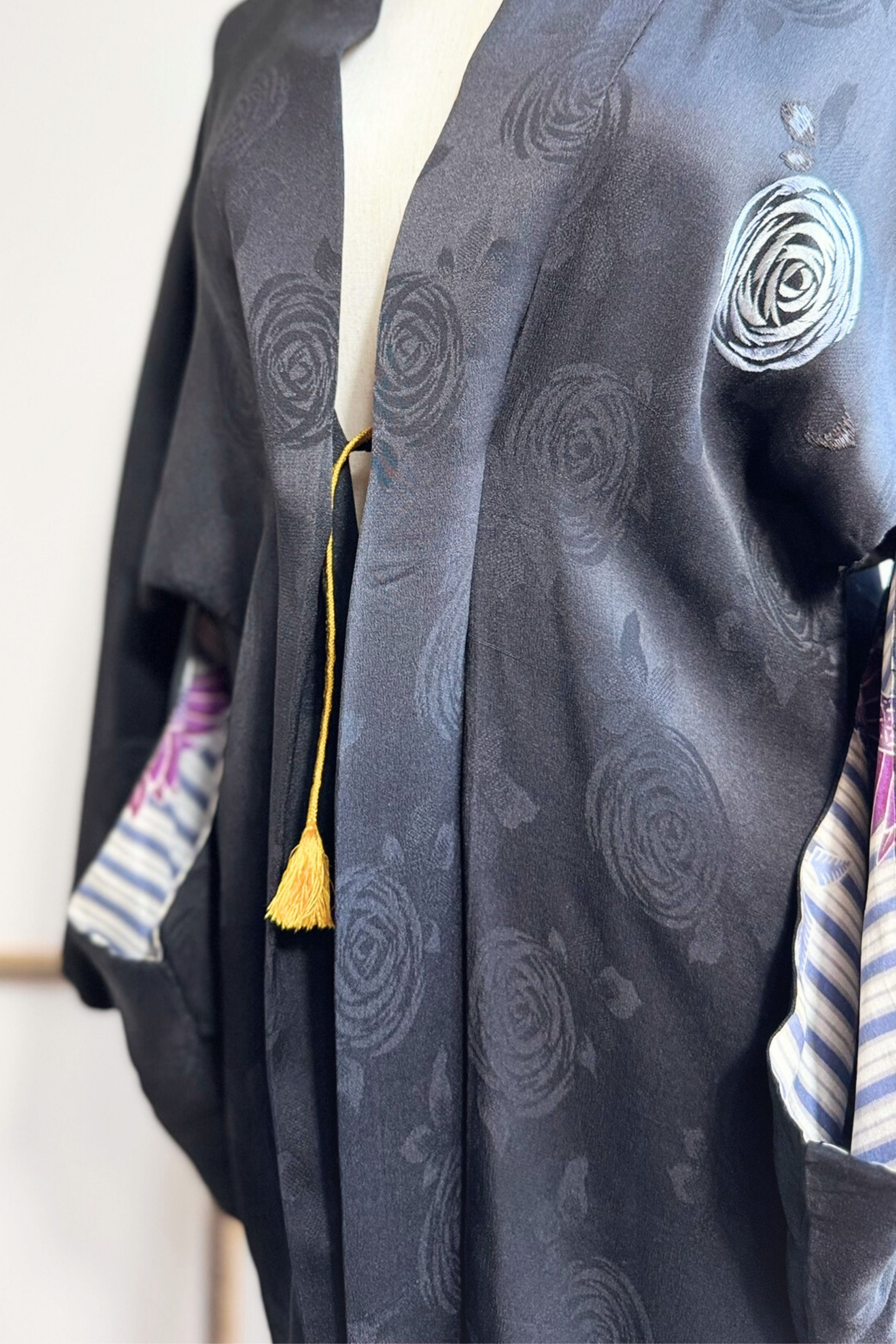 Kimono court en soie noir à motifs fleurs