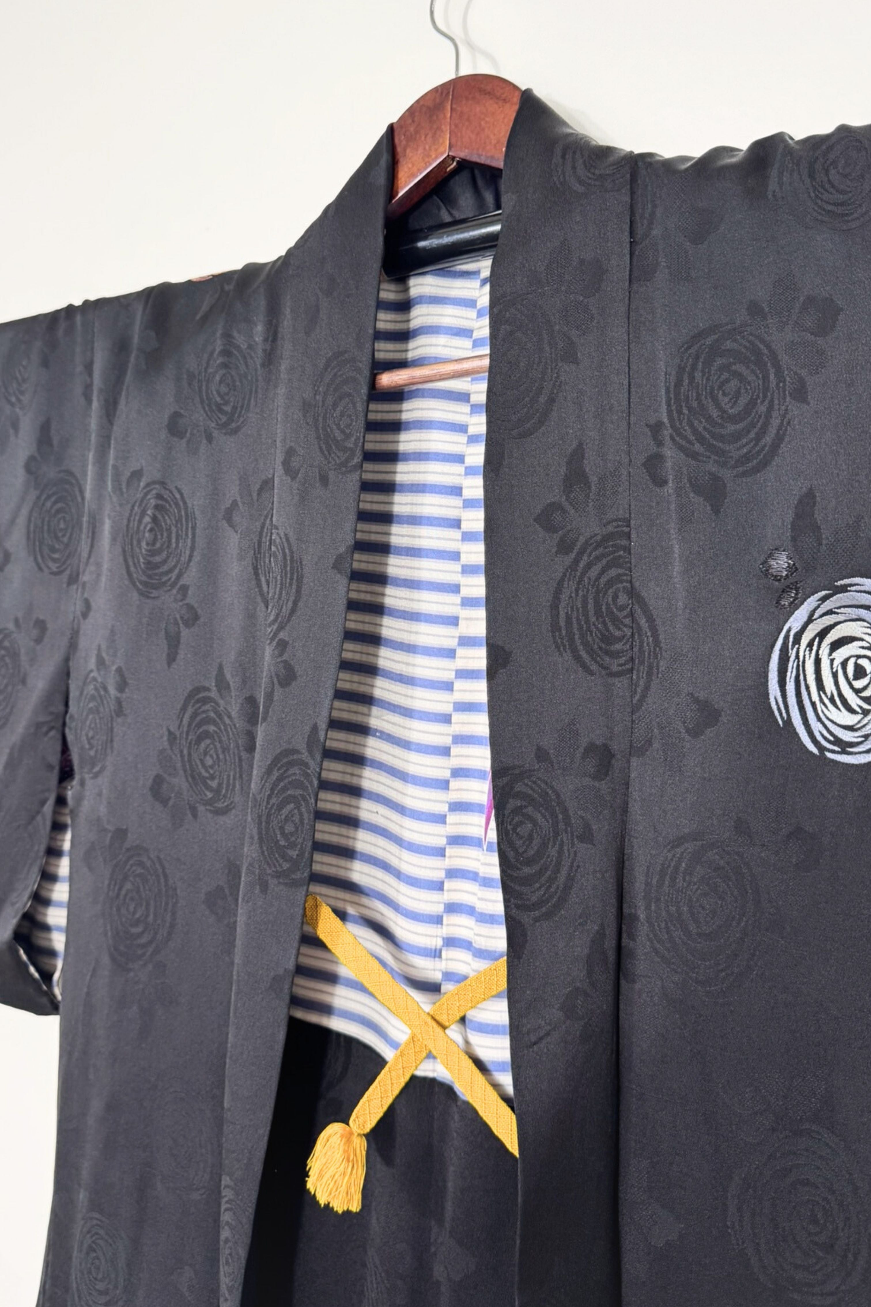 Kimono court en soie noir à motifs fleurs