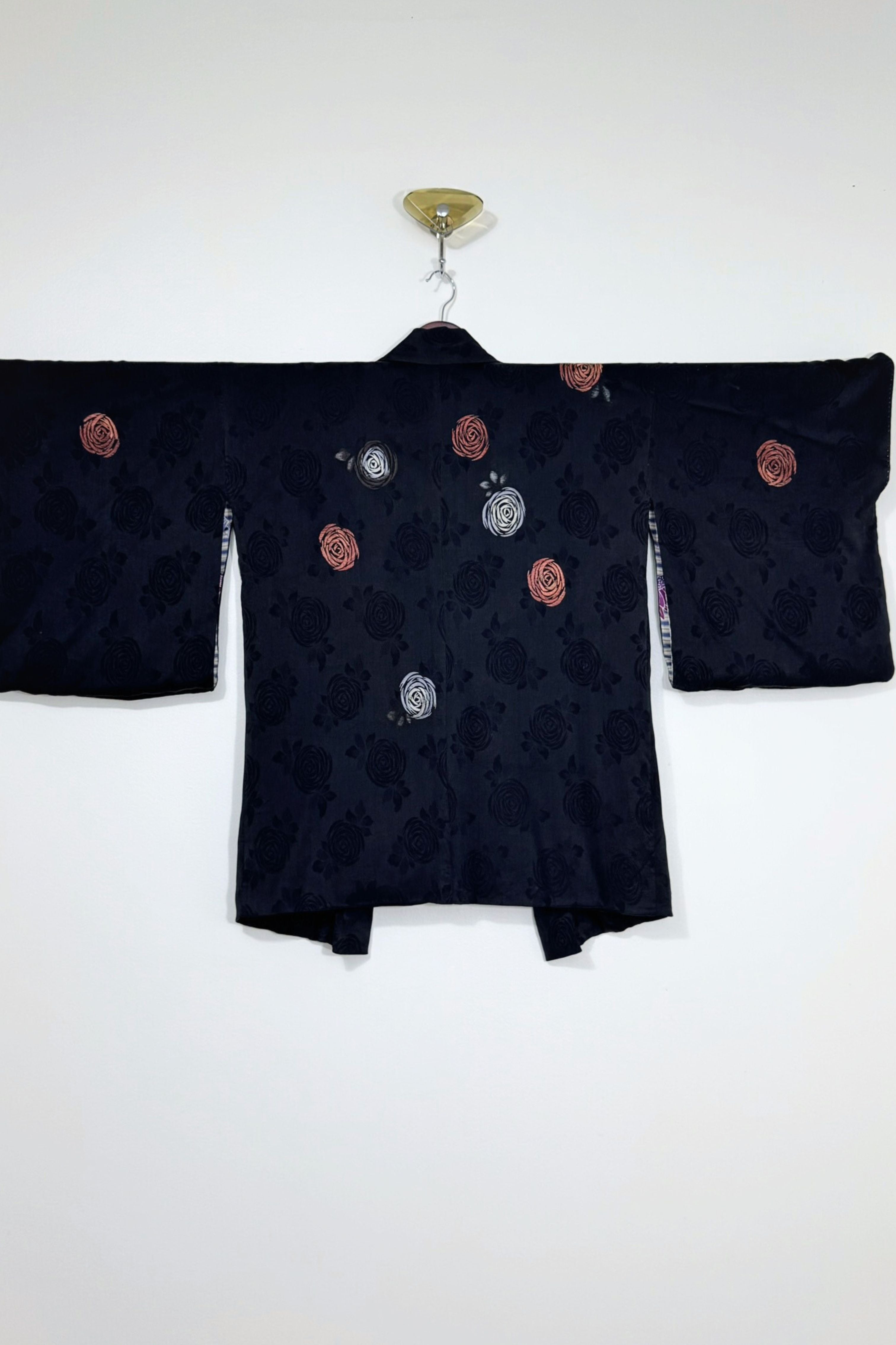 Kimono court en soie noir à motifs fleurs