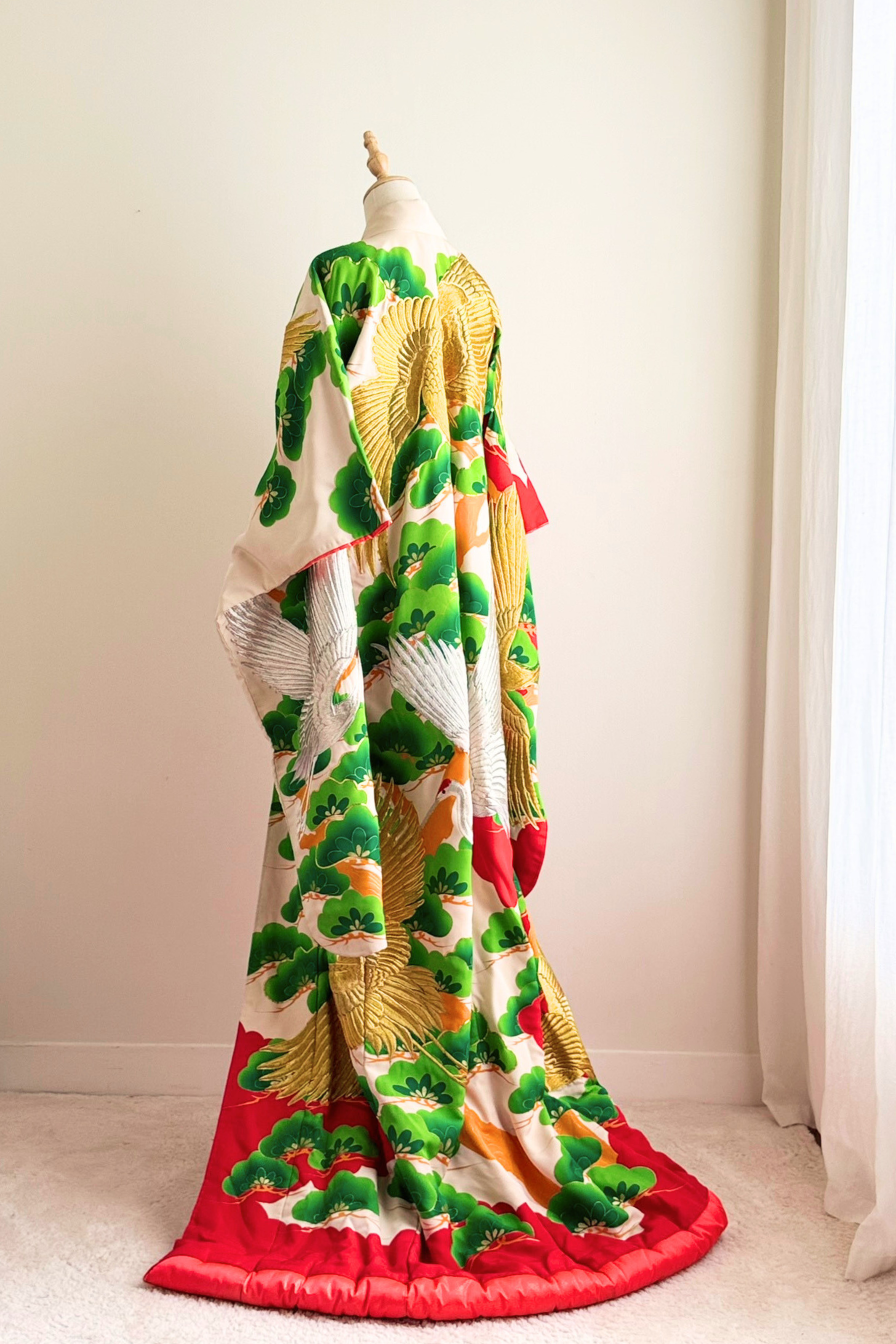 Kimono long de cérémonie en soie beige & rouge brodé d'or