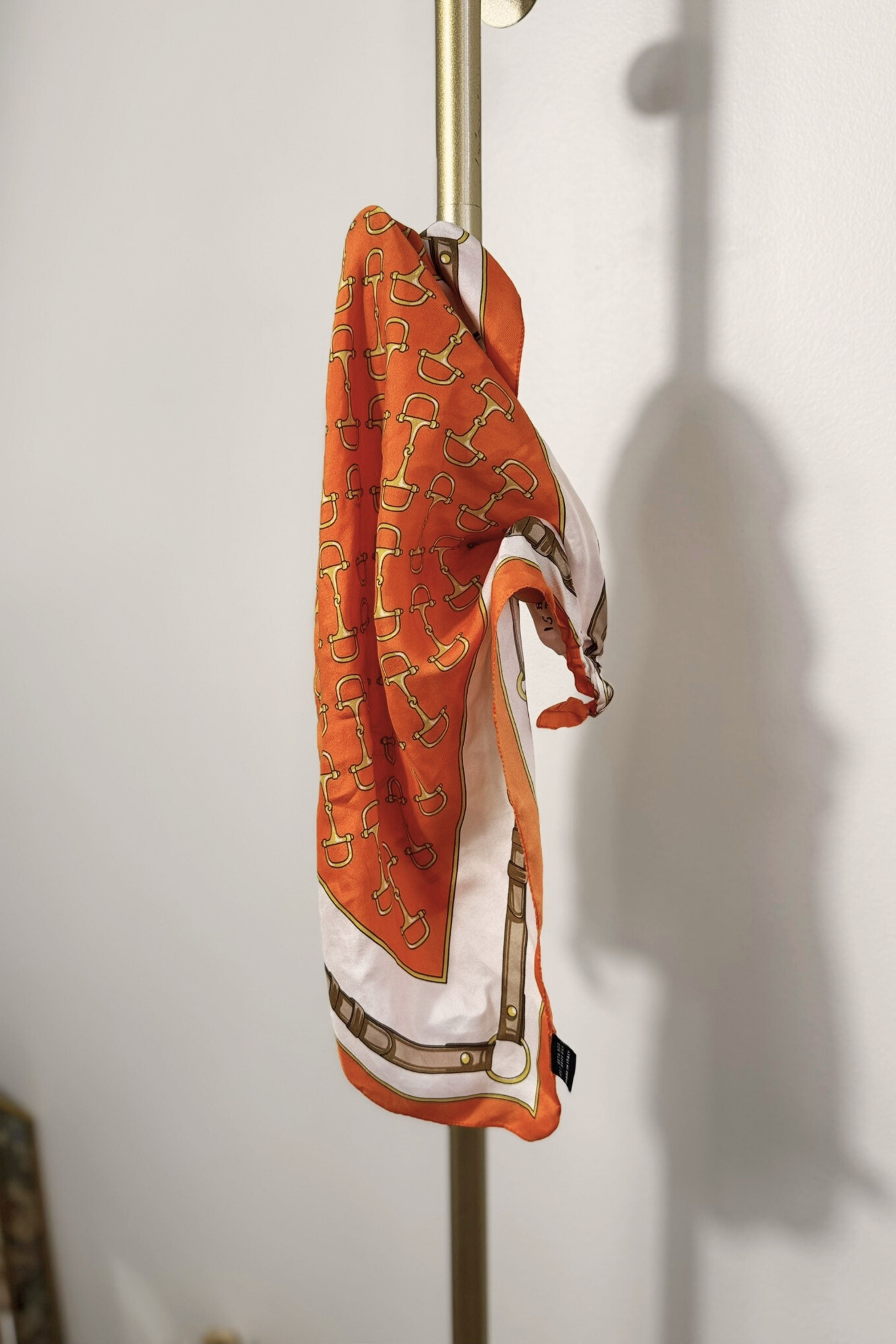 Foulard en soie imprimé chaines orange