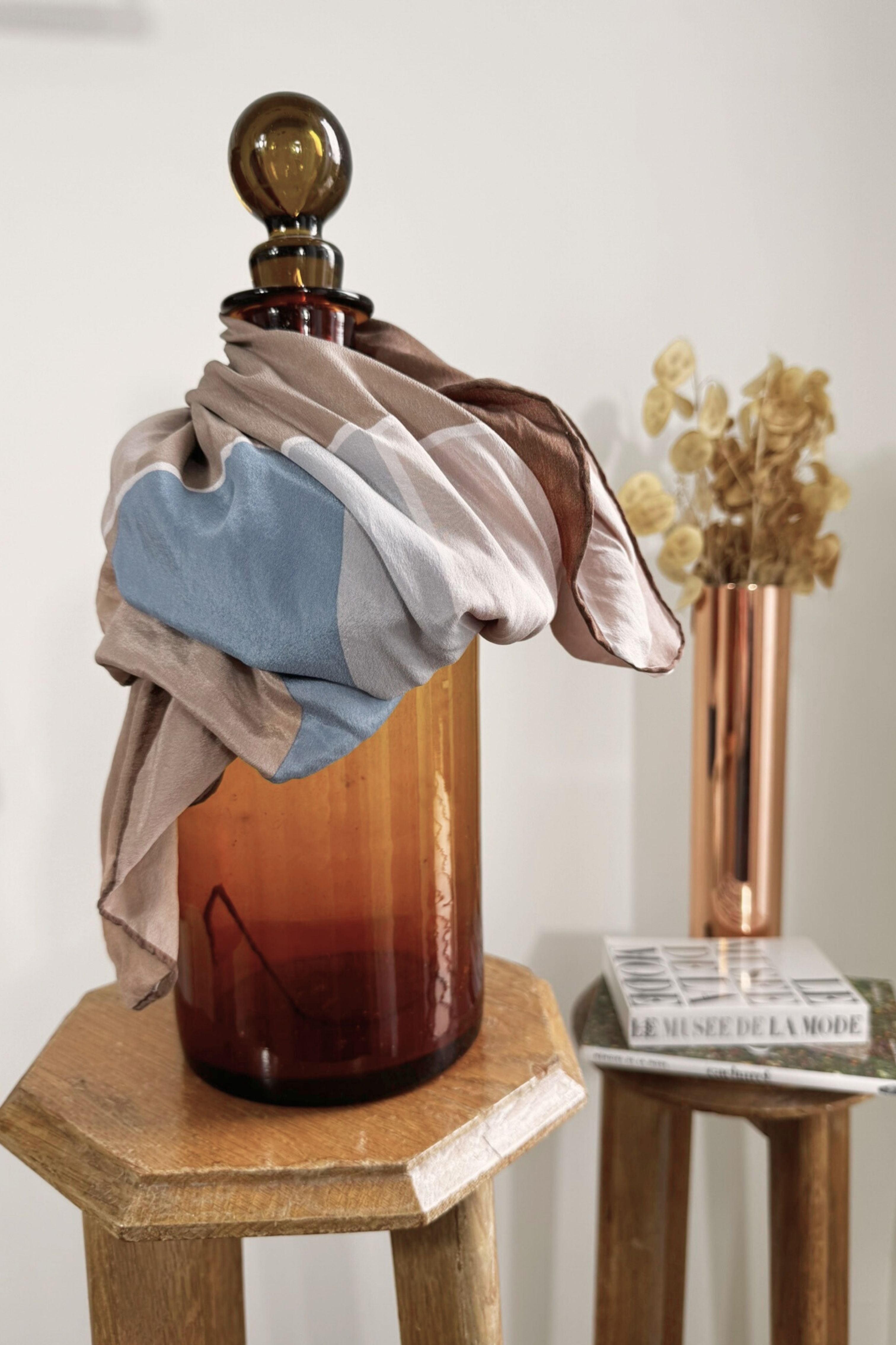 Foulard en soie taupe et bleu