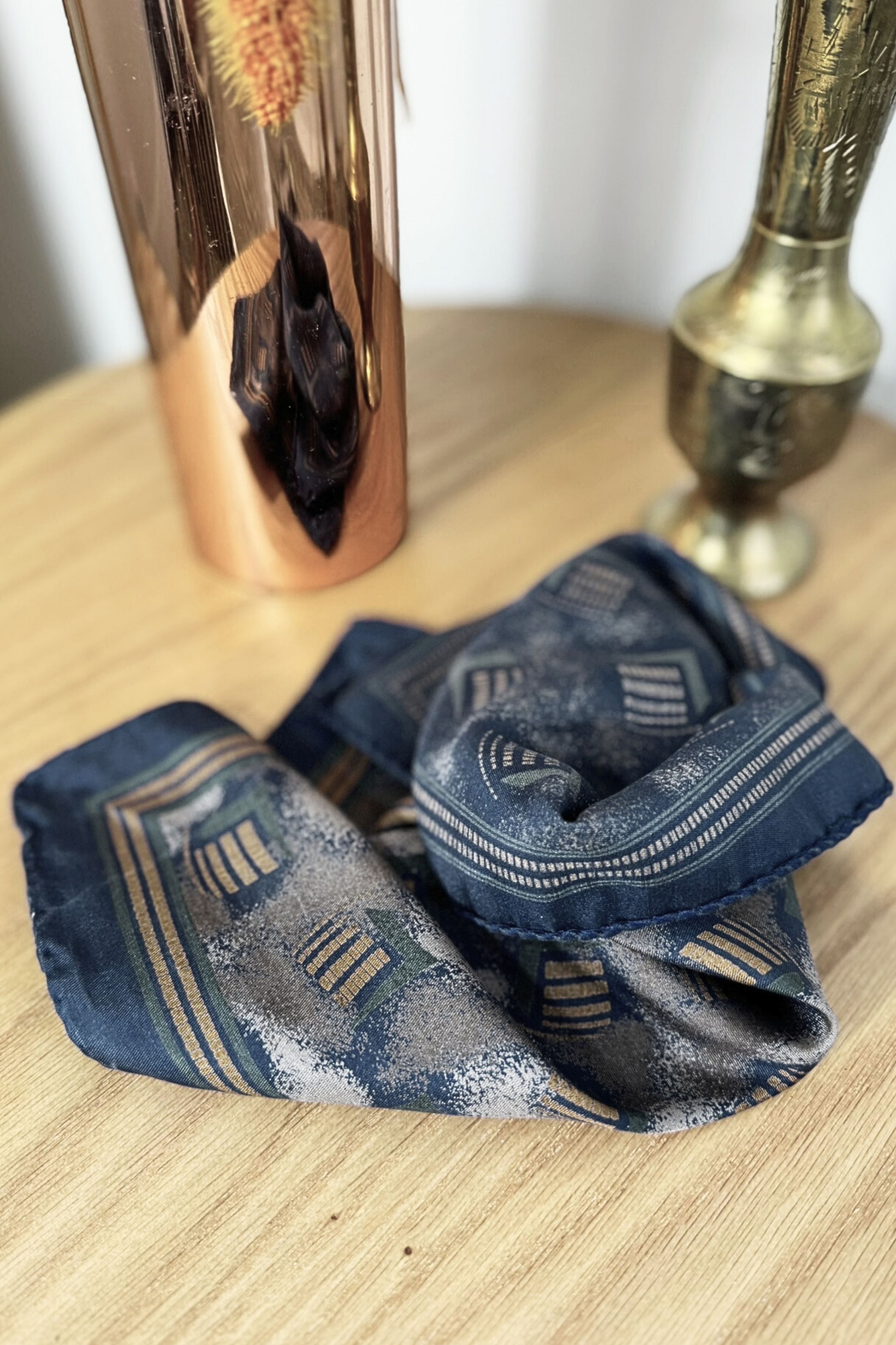 Foulard en soie marine imprimé abstrait