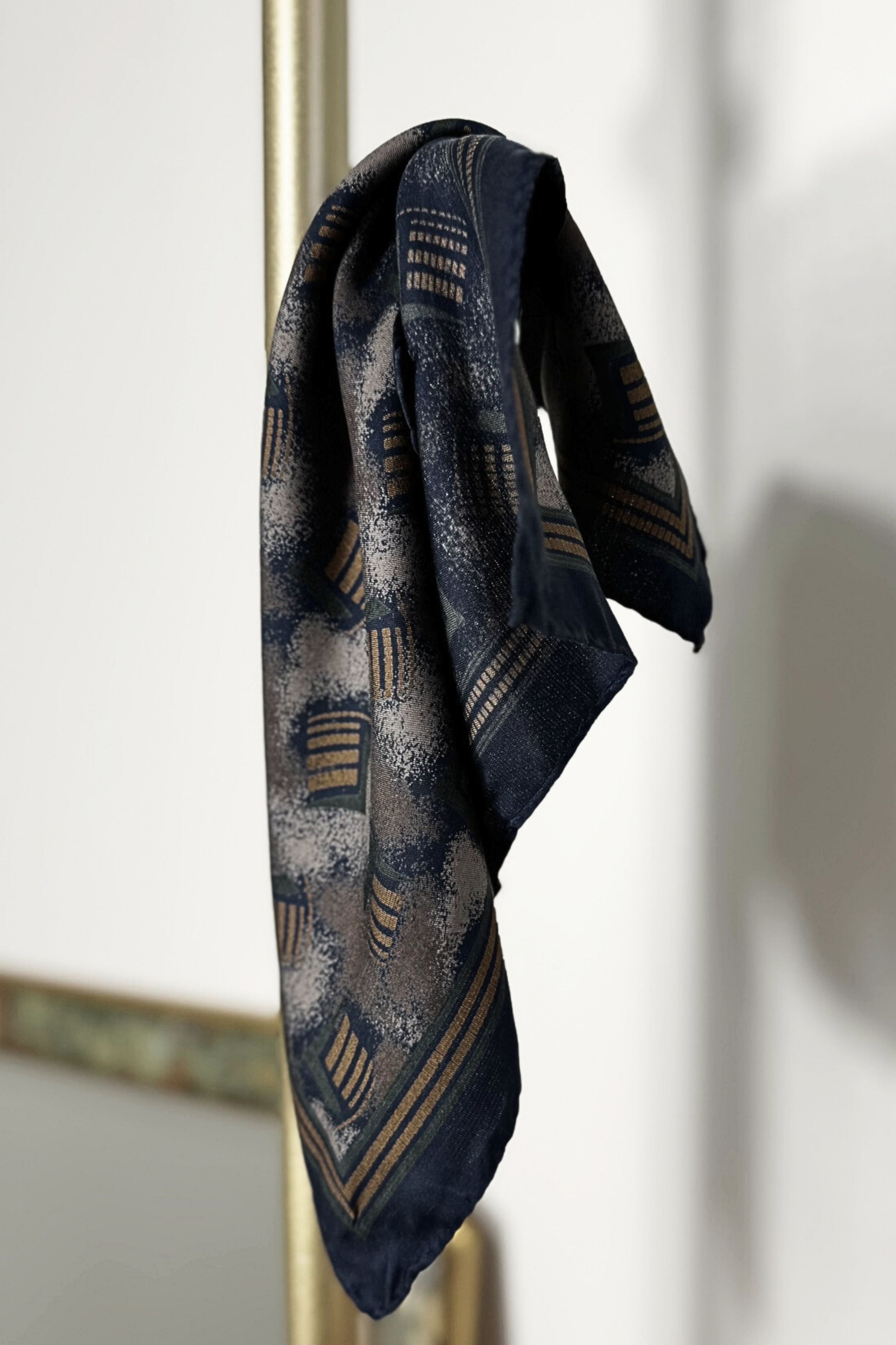 Foulard en soie marine imprimé abstrait