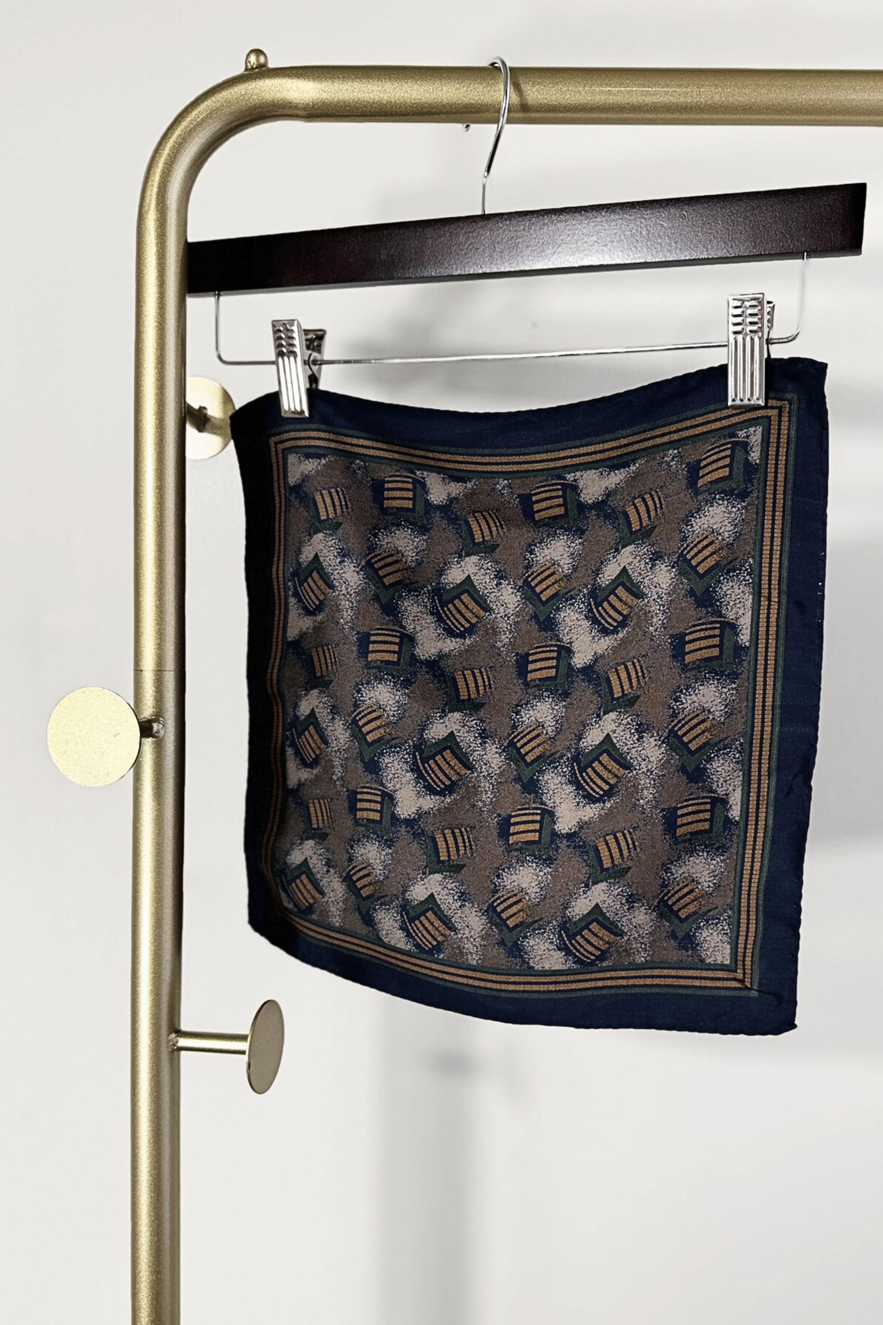 Foulard en soie marine imprimé abstrait