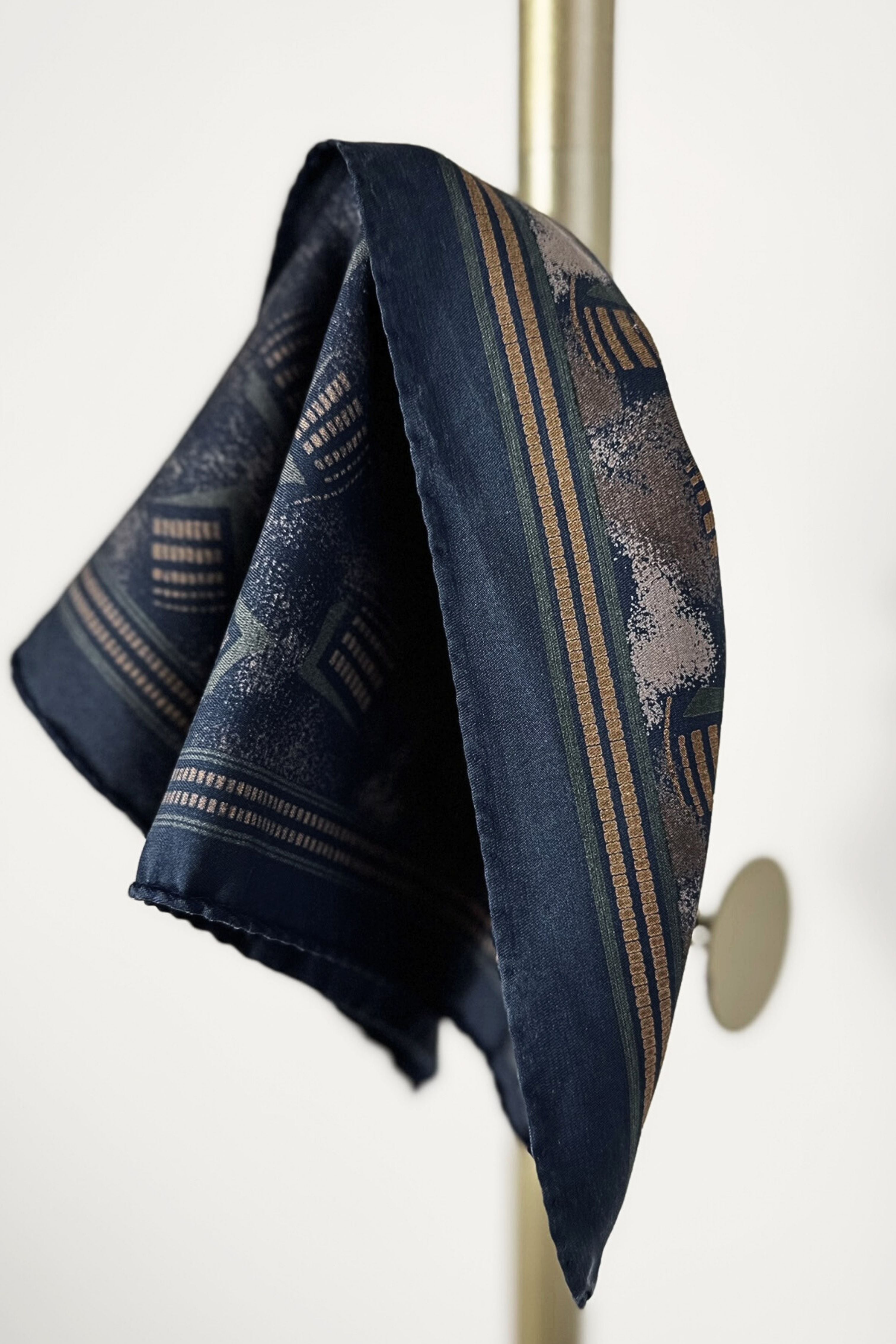 Foulard en soie marine imprimé abstrait