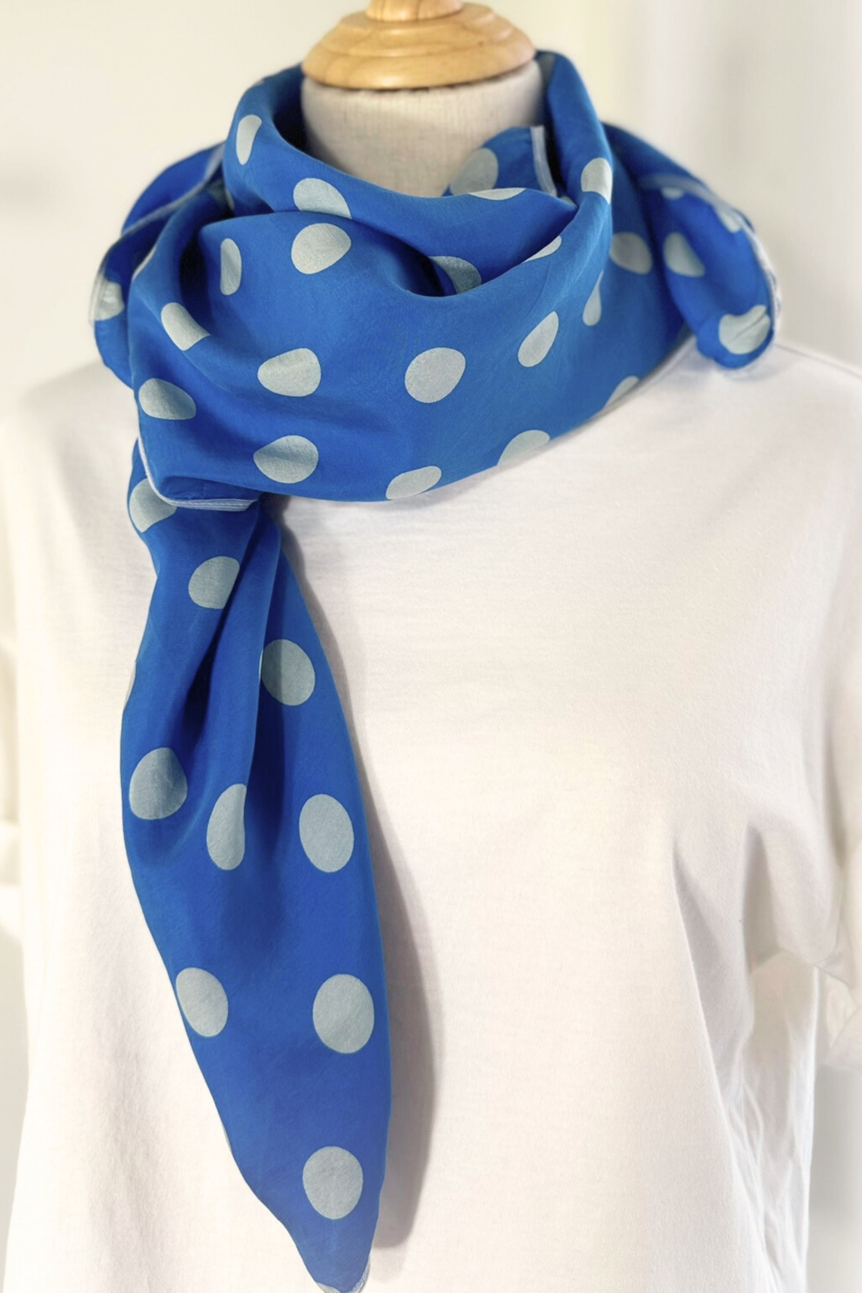 Foulard en soie imprimé pois bleu